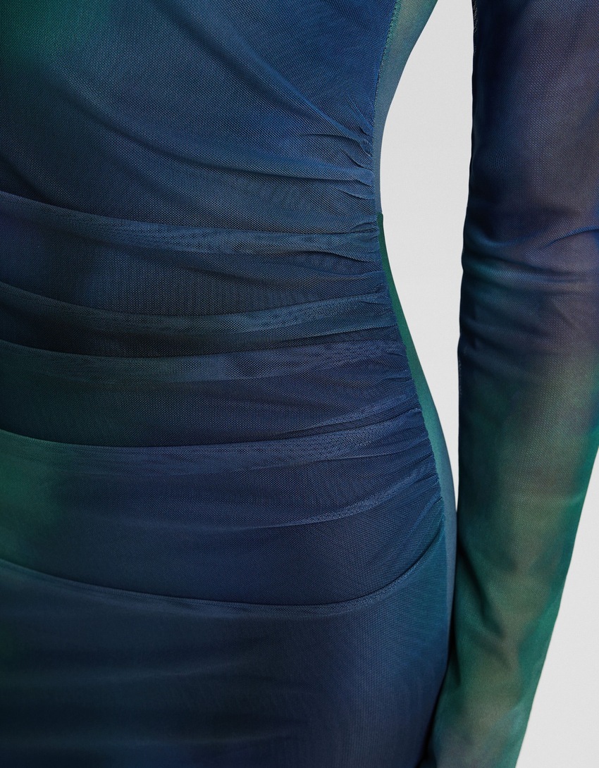 Vestido longo de tule com mangas compridas e estampa.