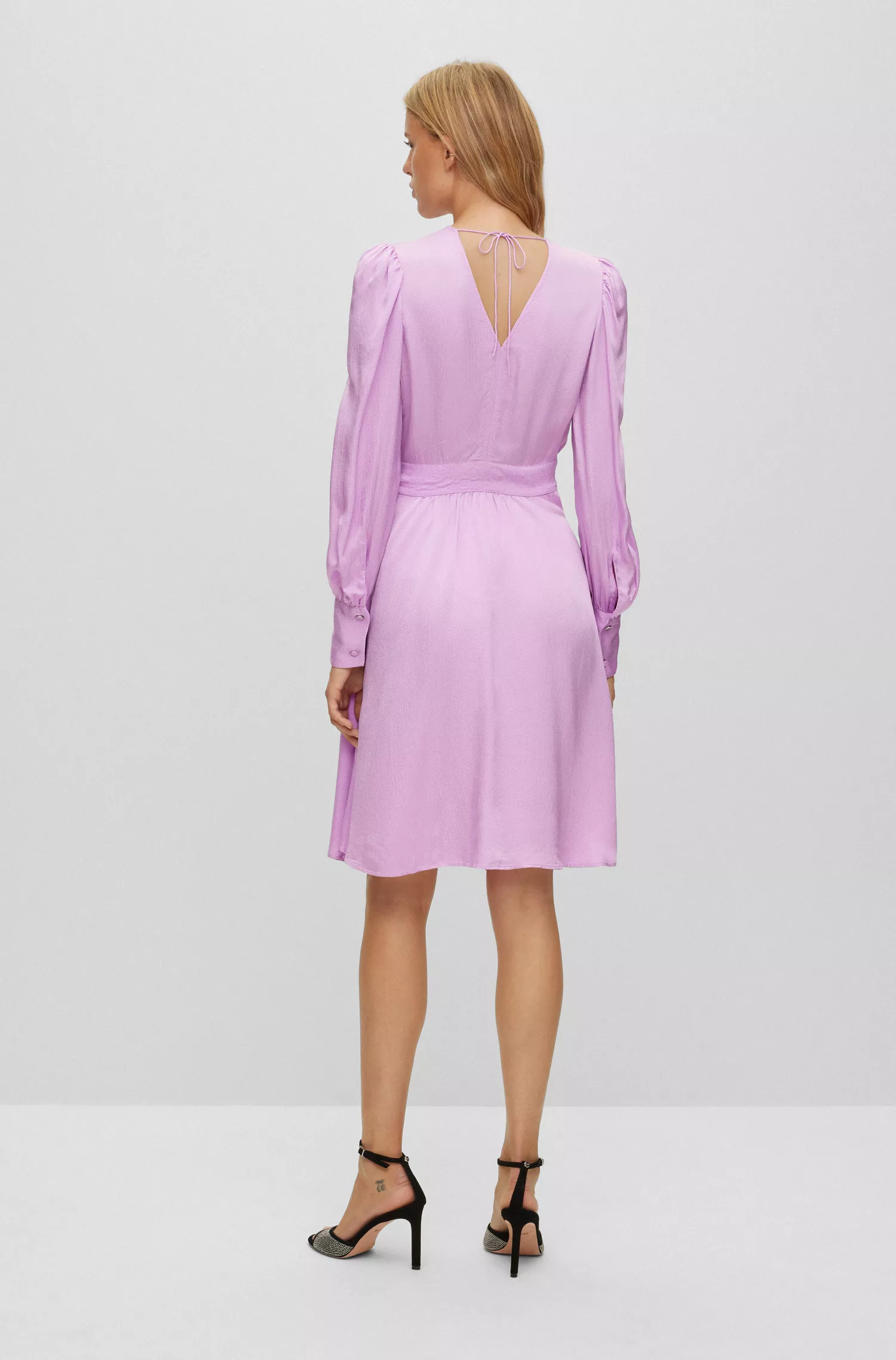 Vestido BOSS laranja de mangas compridas em cetim martelado com decote em V.