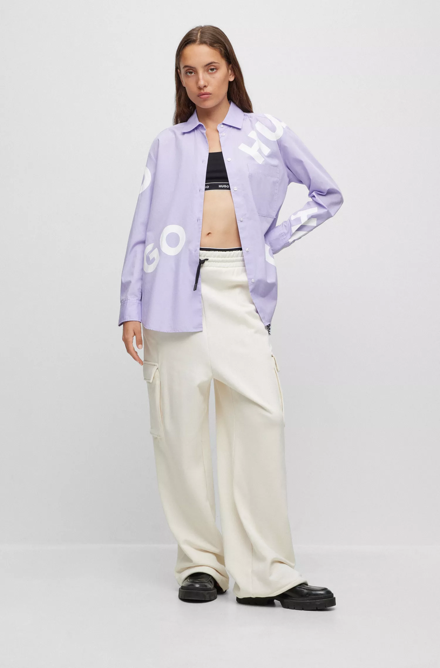 Blusa HUGO vermelha de algodão orgânico com modelagem oversized e logos contrastantes.