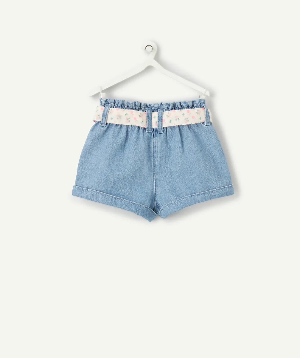 short bébé fille en denim bleu low impact avec ceinture rose fleurie