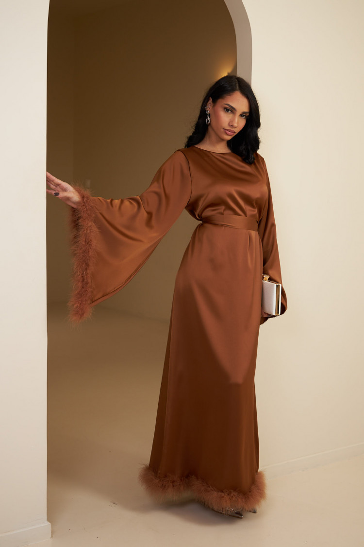Robe longue marron satinée et ceinturée à plumes