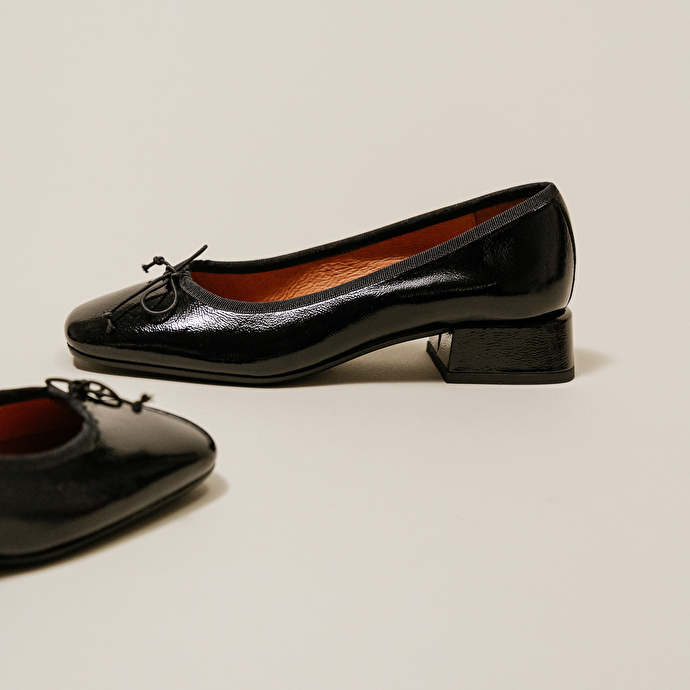 Ballerines à talons et bouts carrés  en vernis plissé noir
