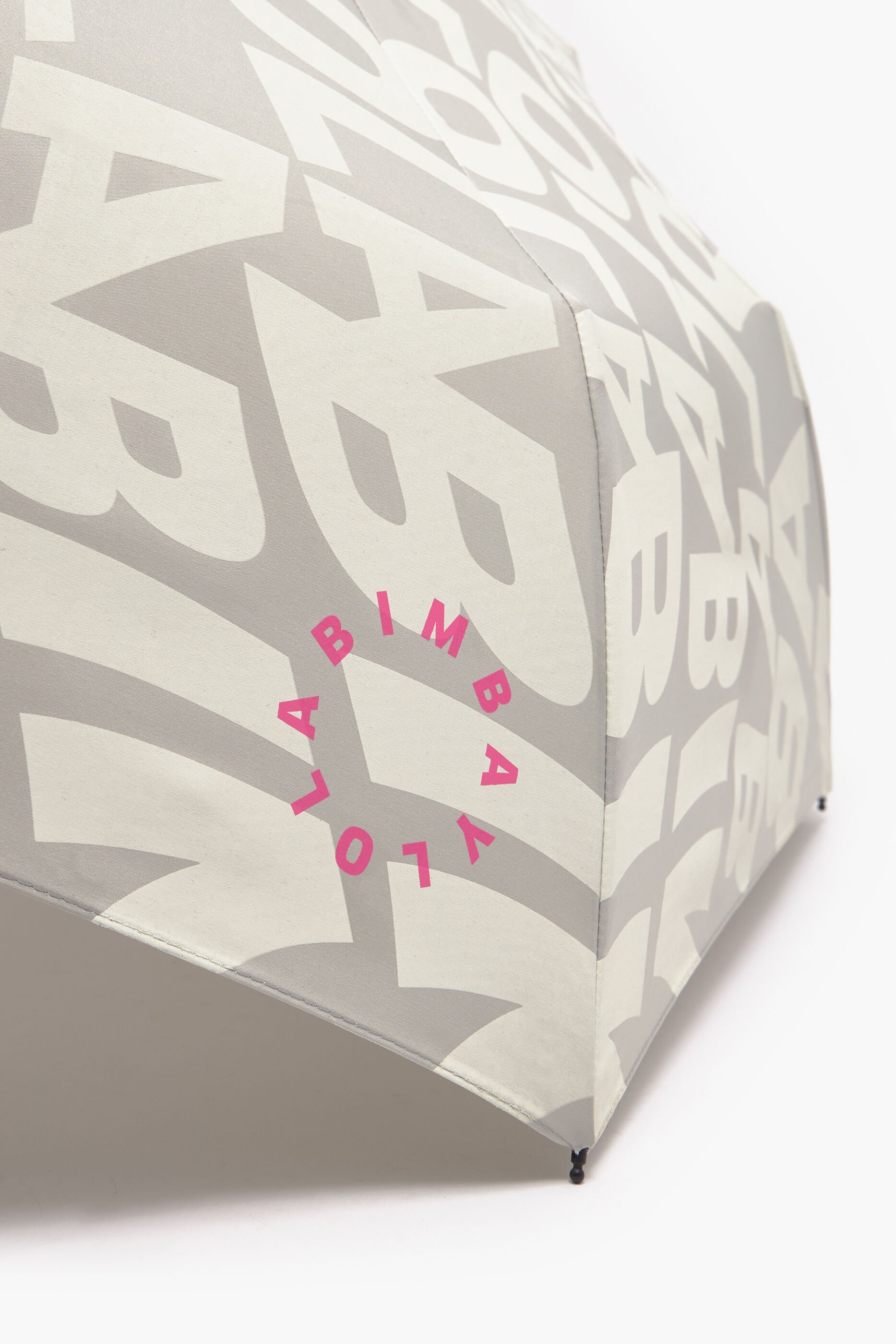 Guarda-chuva bege com logo distorcido
