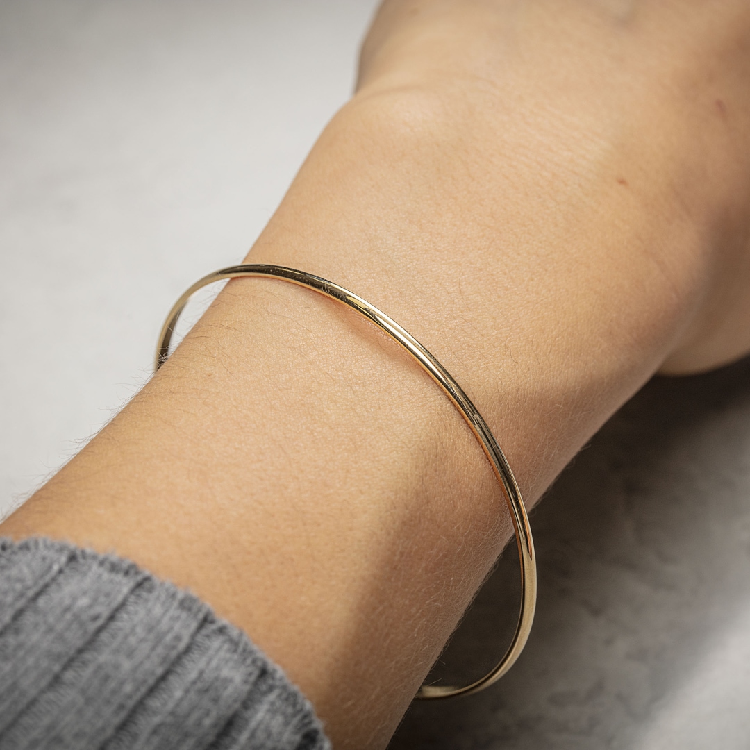 Armreif rund 750/18 K Gelbgold massiv bombiert