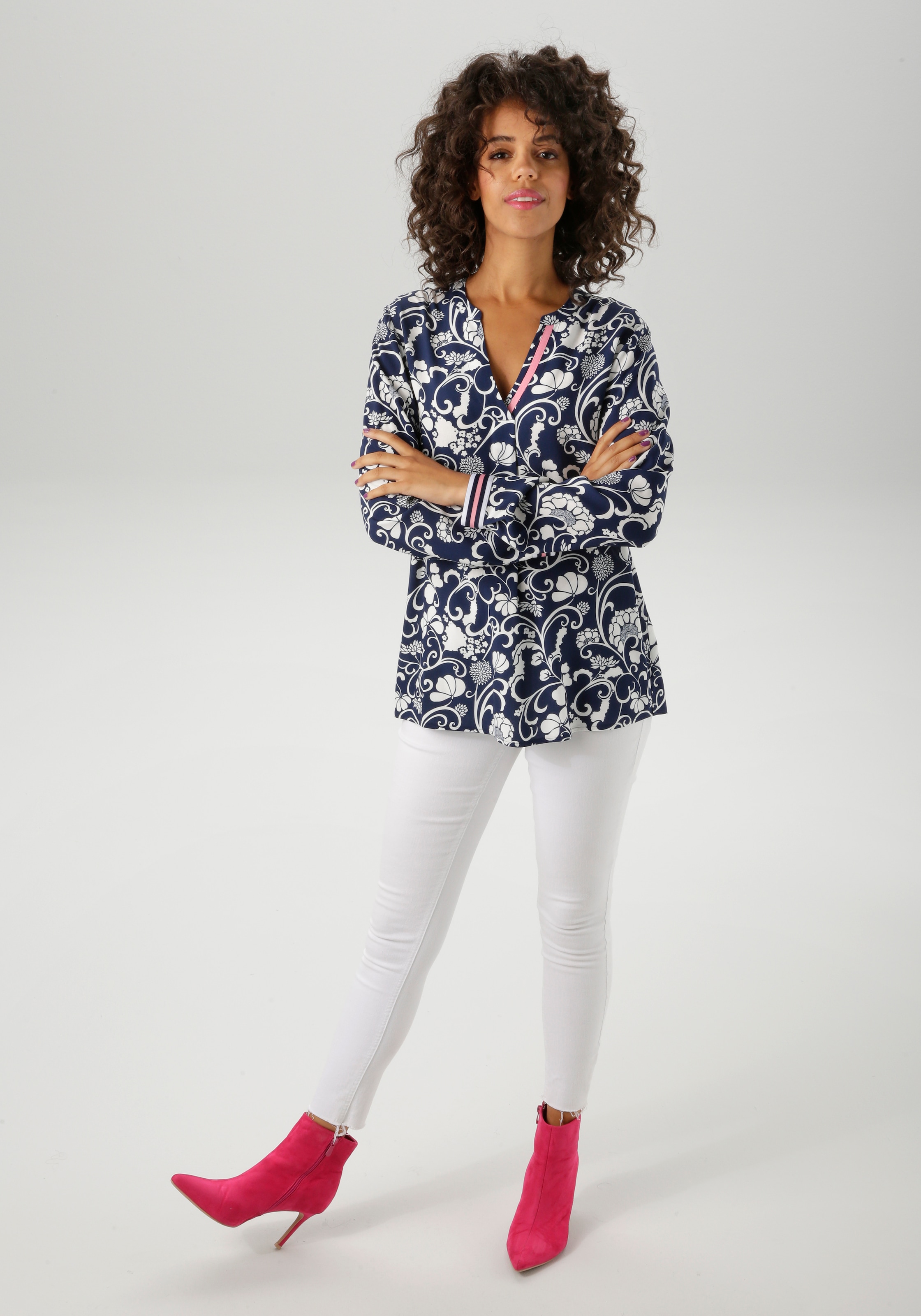 Aniston CASUAL Schlupfbluse , mit fantasievollem, grafischen Blumendruck - NEUE KOLLEKTION