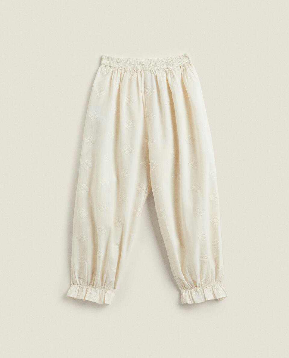 Conjunto de pijama infantil bordado com babados