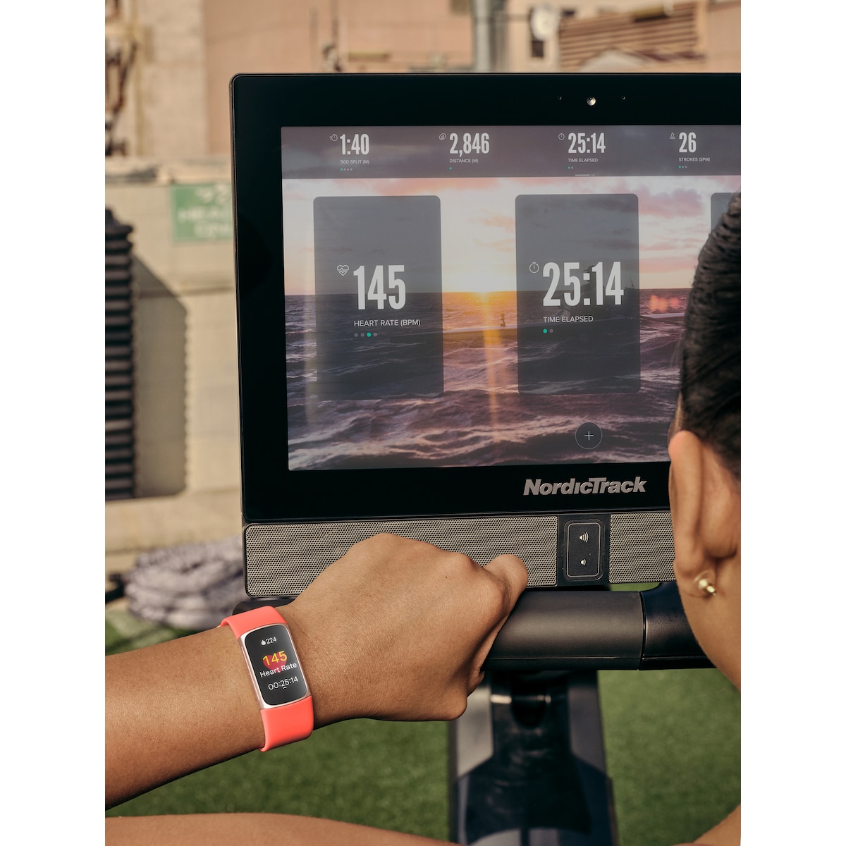 Fitbit Charge 6 aktivitetsarmbånd (gull/oransje)