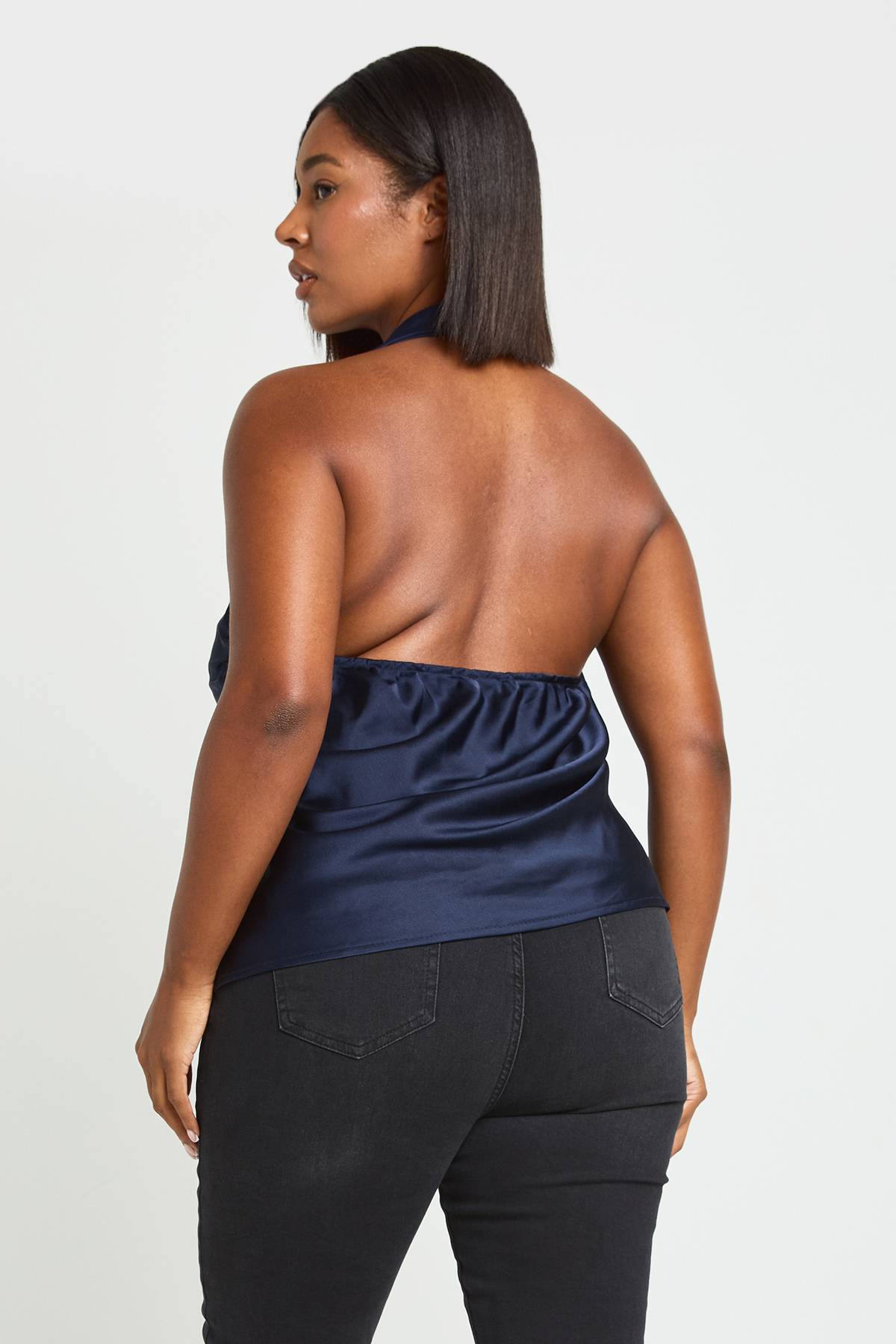 boohoo Top En Satin À Col Licou Avec Bordure Dorée Grande Taille