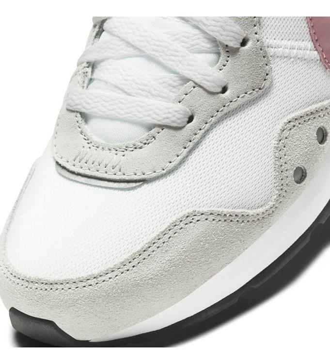 Nike Women Venture Runner Sneakers