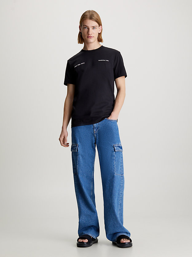 Camiseta com logotipo nas costas
