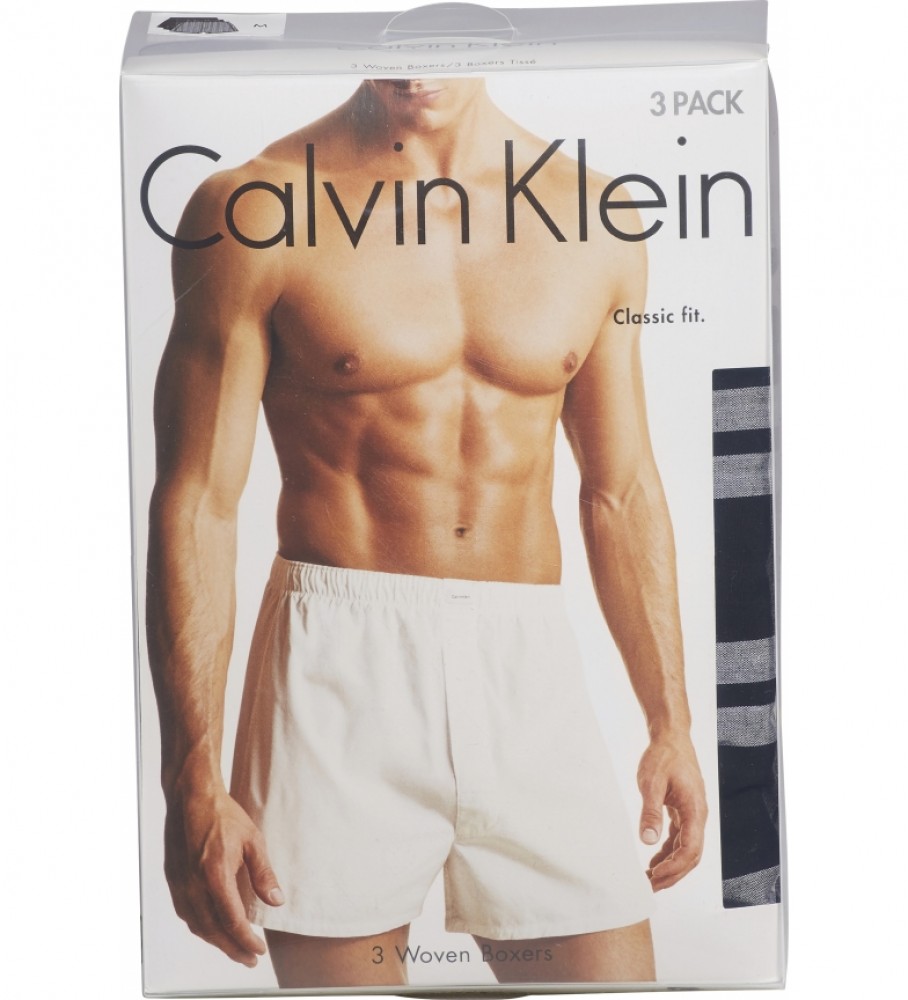 Conjunto de 3 cuecas boxer Calvin Klein, xadrez, listradas e pretas.