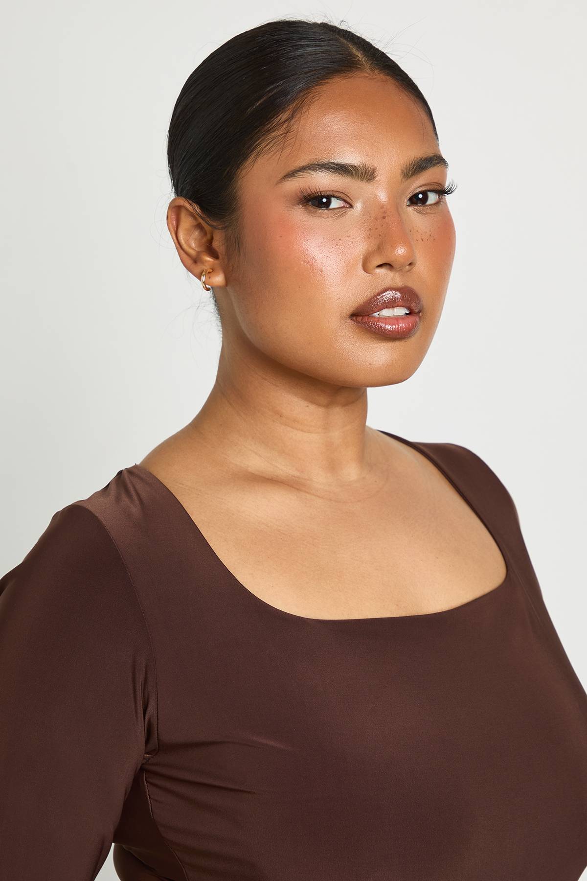 boohoo Haut Grande Taille À Manches Longues En Tissu Slinky Double Épaisseur Et Encolure Carrée