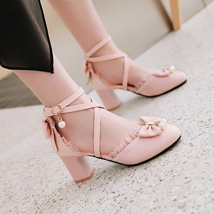 Freesia - Pumps met blokhak en kanten rand en lintaccent