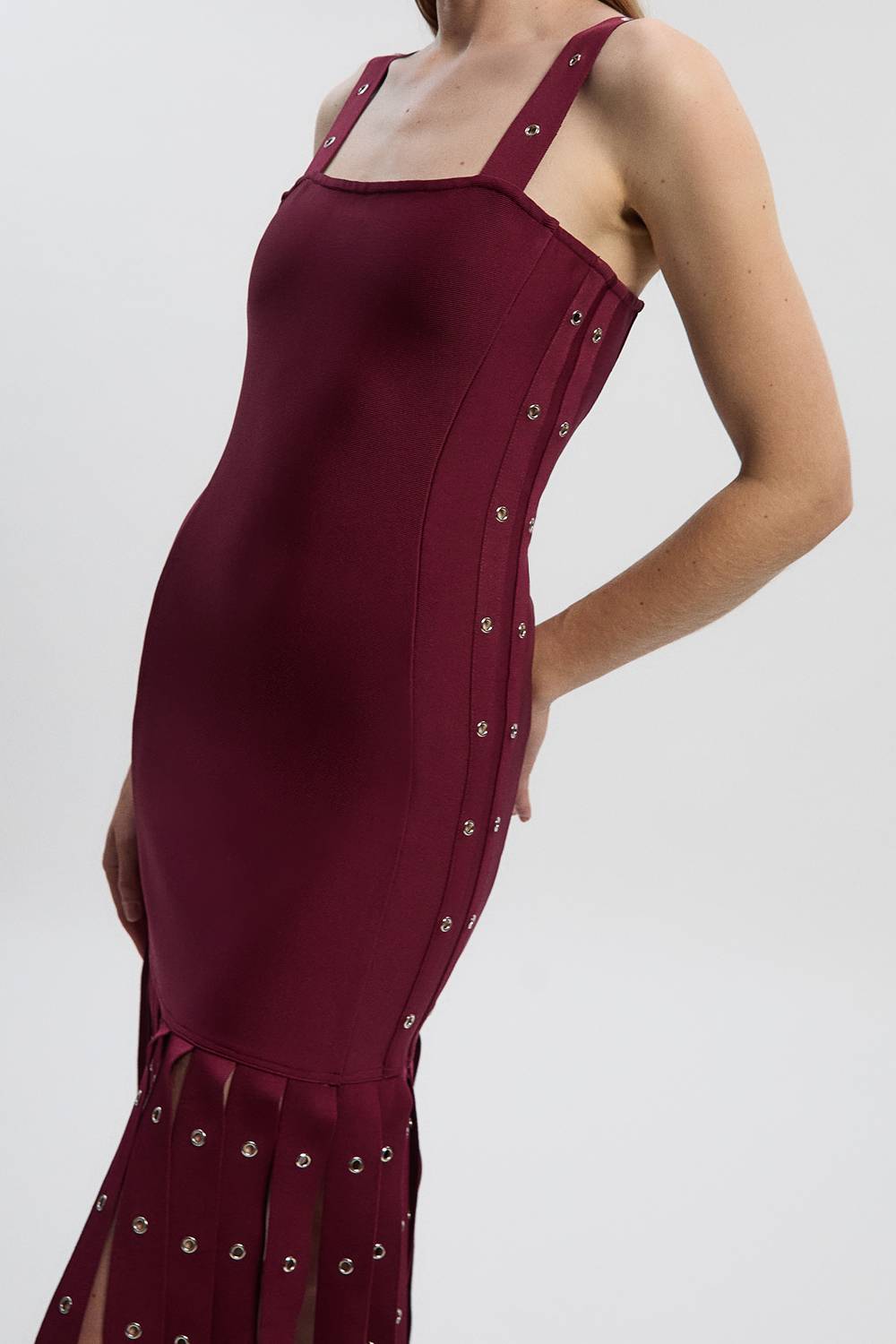 KarenMillen Robe Midi Moulante à Franges avec Détails Œillets et Bretelles