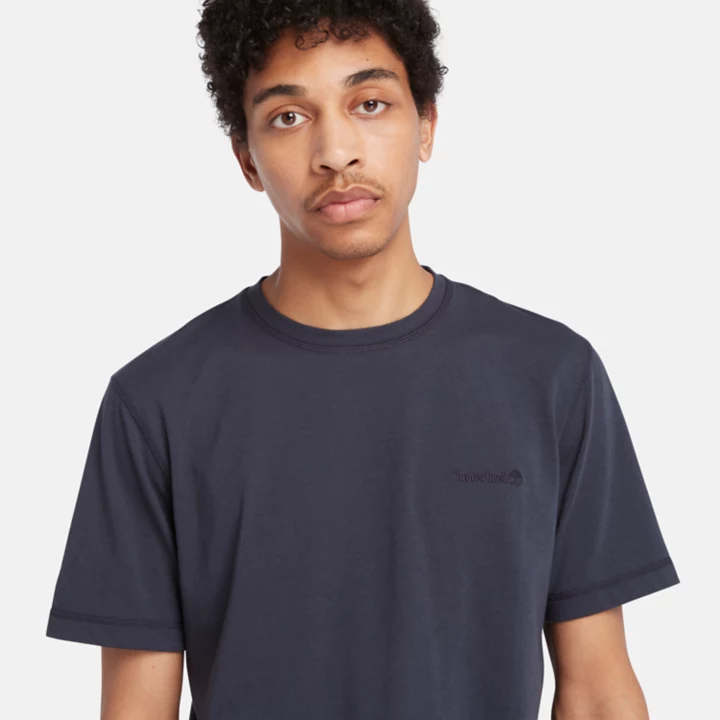 Camiseta masculina de manga curta com tecnologia de absorção de umidade na cor azul marinho.