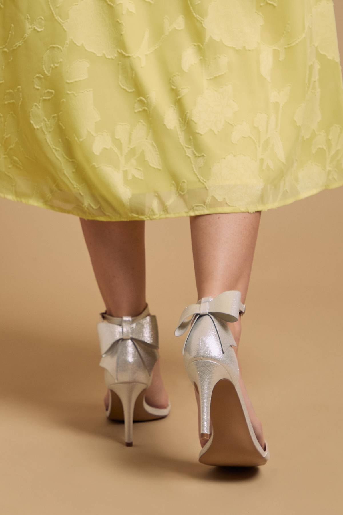 Oasis Sandales à Talons Aiguilles Dovile en Textile Métallisé Satiné avec Nœud au Dos