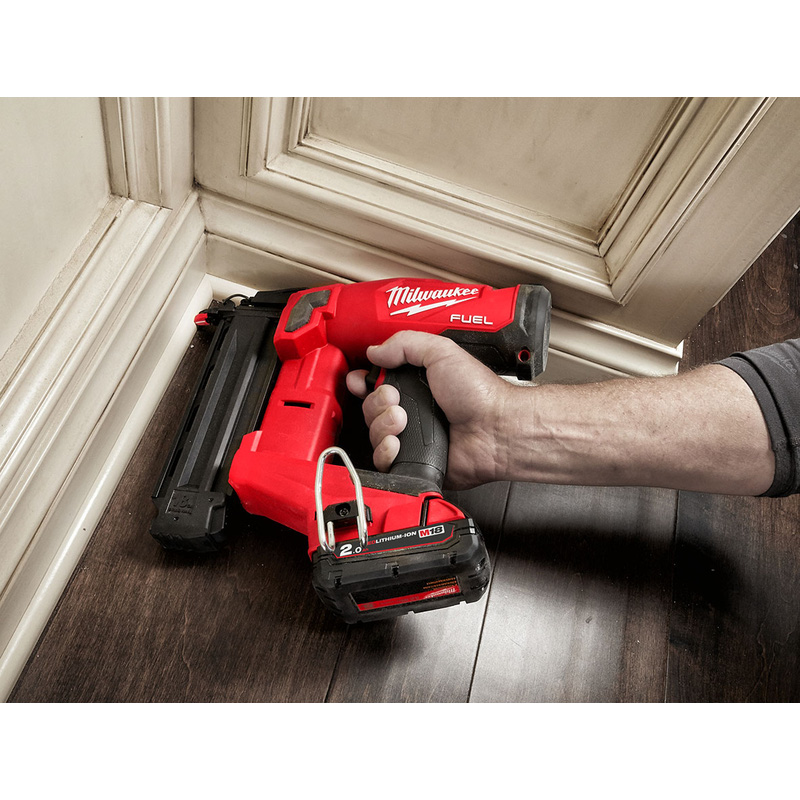 Milwaukee M18 FUEL FN18GS-202X accu afwerkingstacker 18V Li-ion