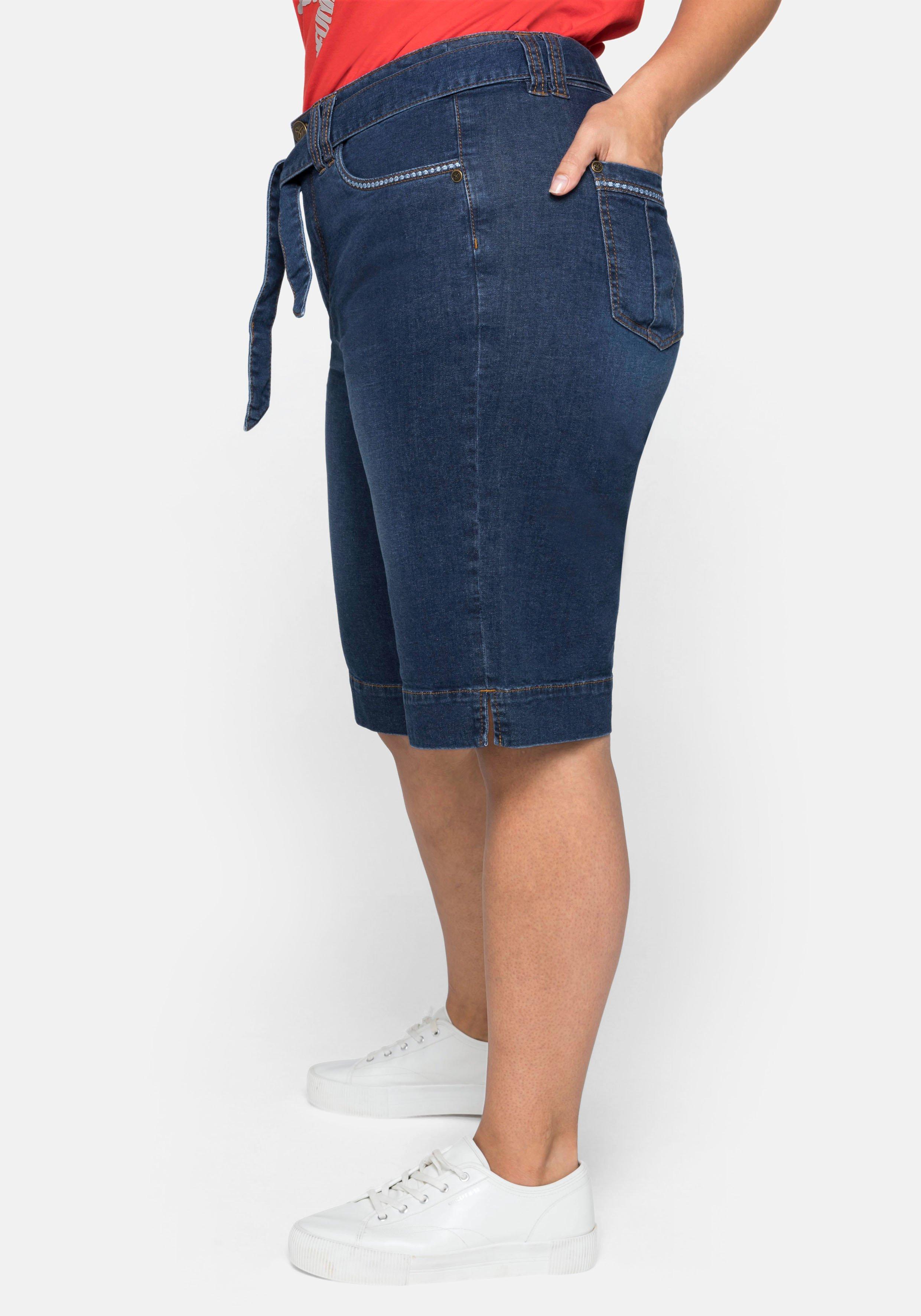 Jeansbermudas mit breitem Bund und Bindegürtel