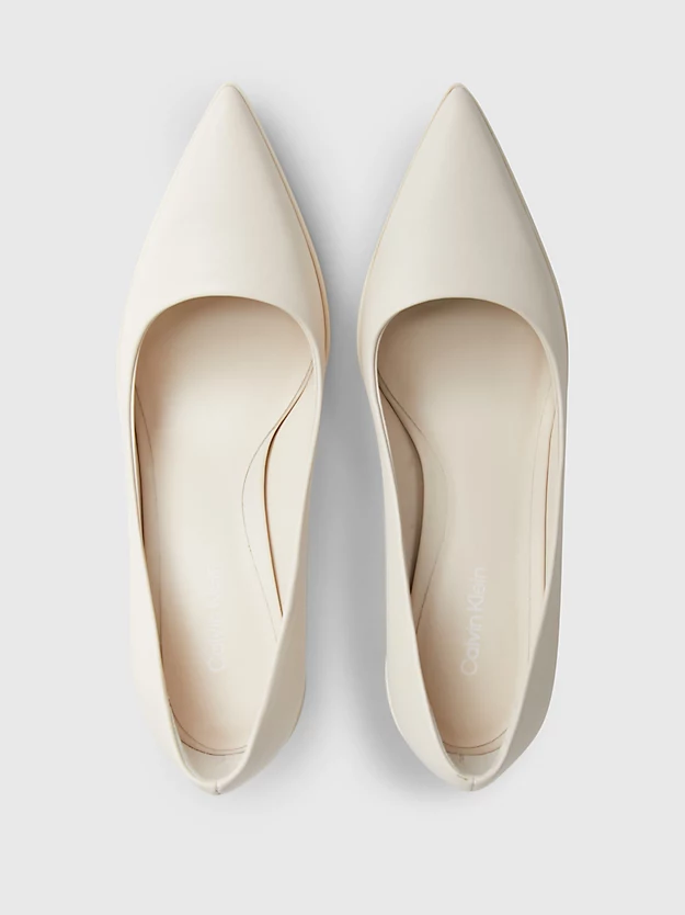 Sapatos de couro com salto agulha