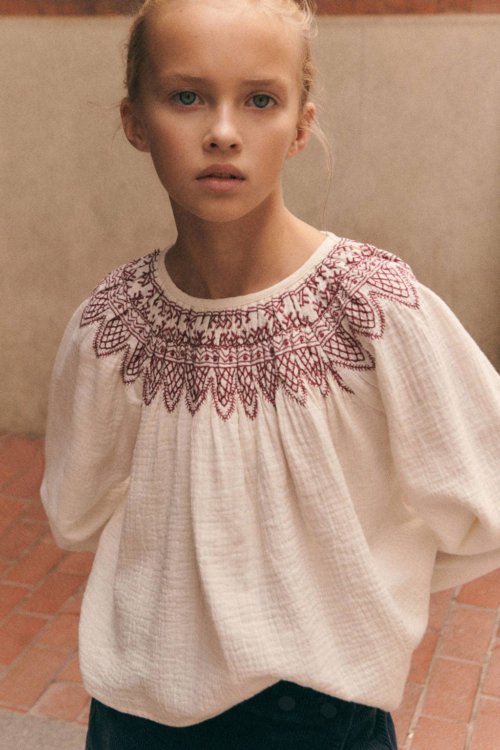 Mango Kids top met borduursels lichtbeige/rood