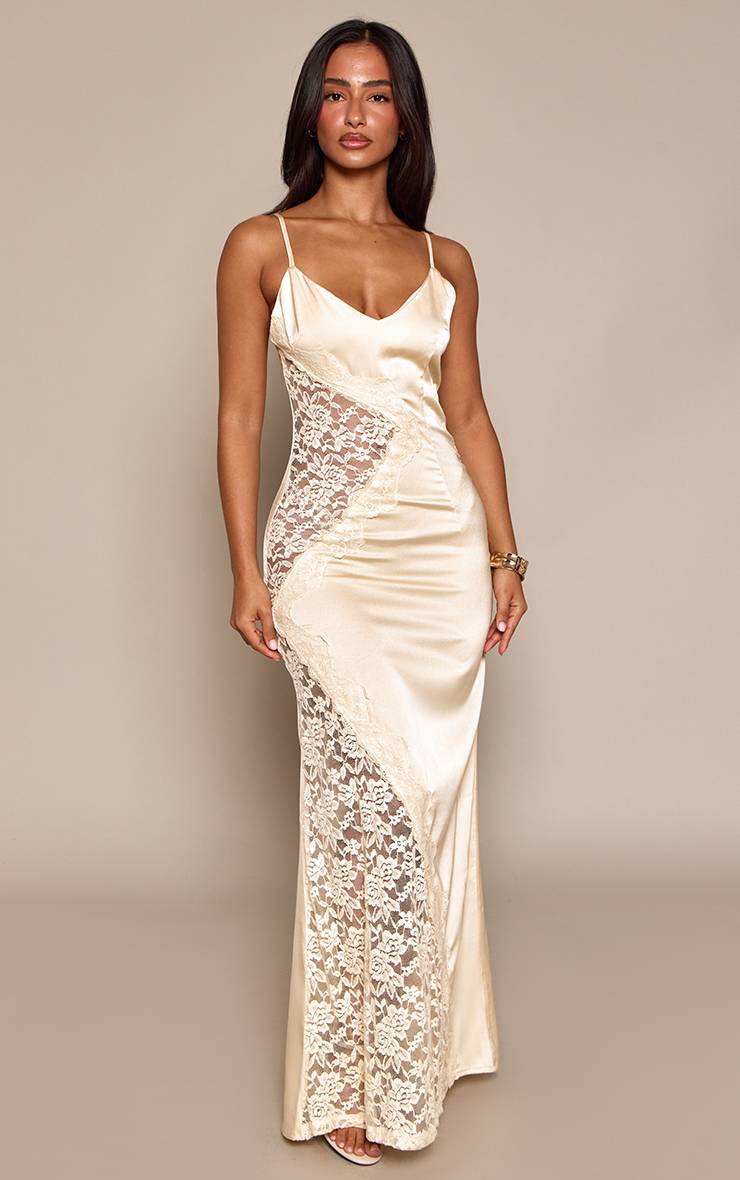 Butter Yellow Robe Longue Satinée Petite Avec Découpes En Dentelle