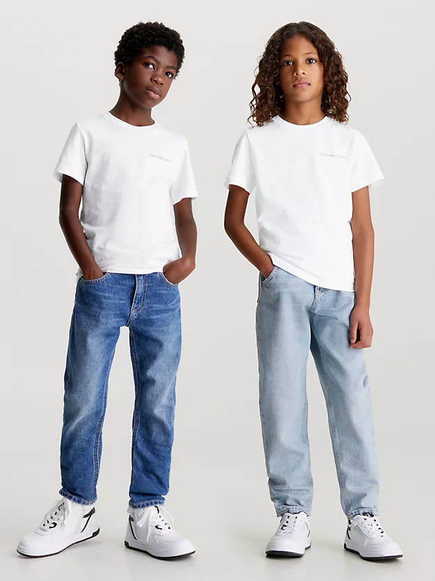 Camiseta infantil com logotipo