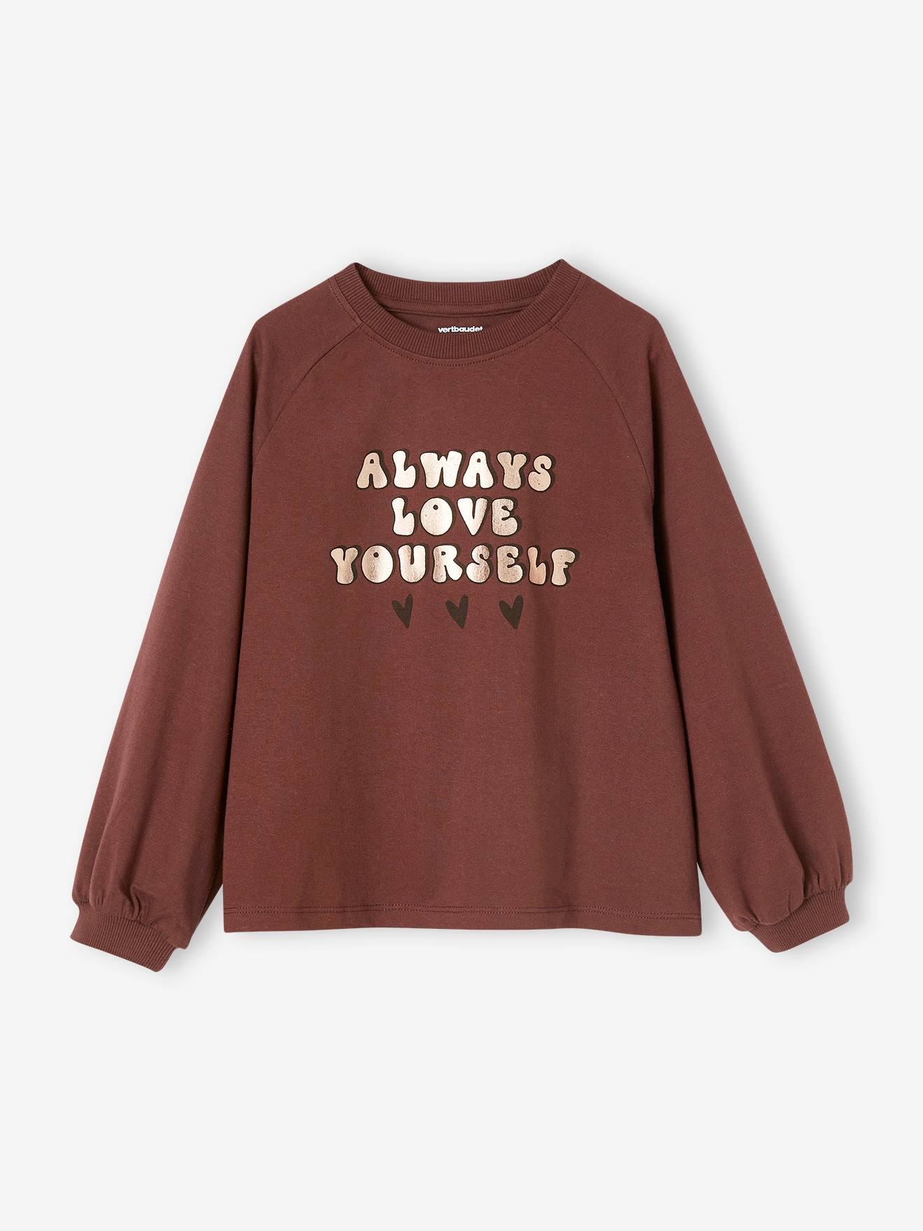 Camiseta evasê com mensagem vibrante e efeito metálico para meninas com maquiagem rosa.