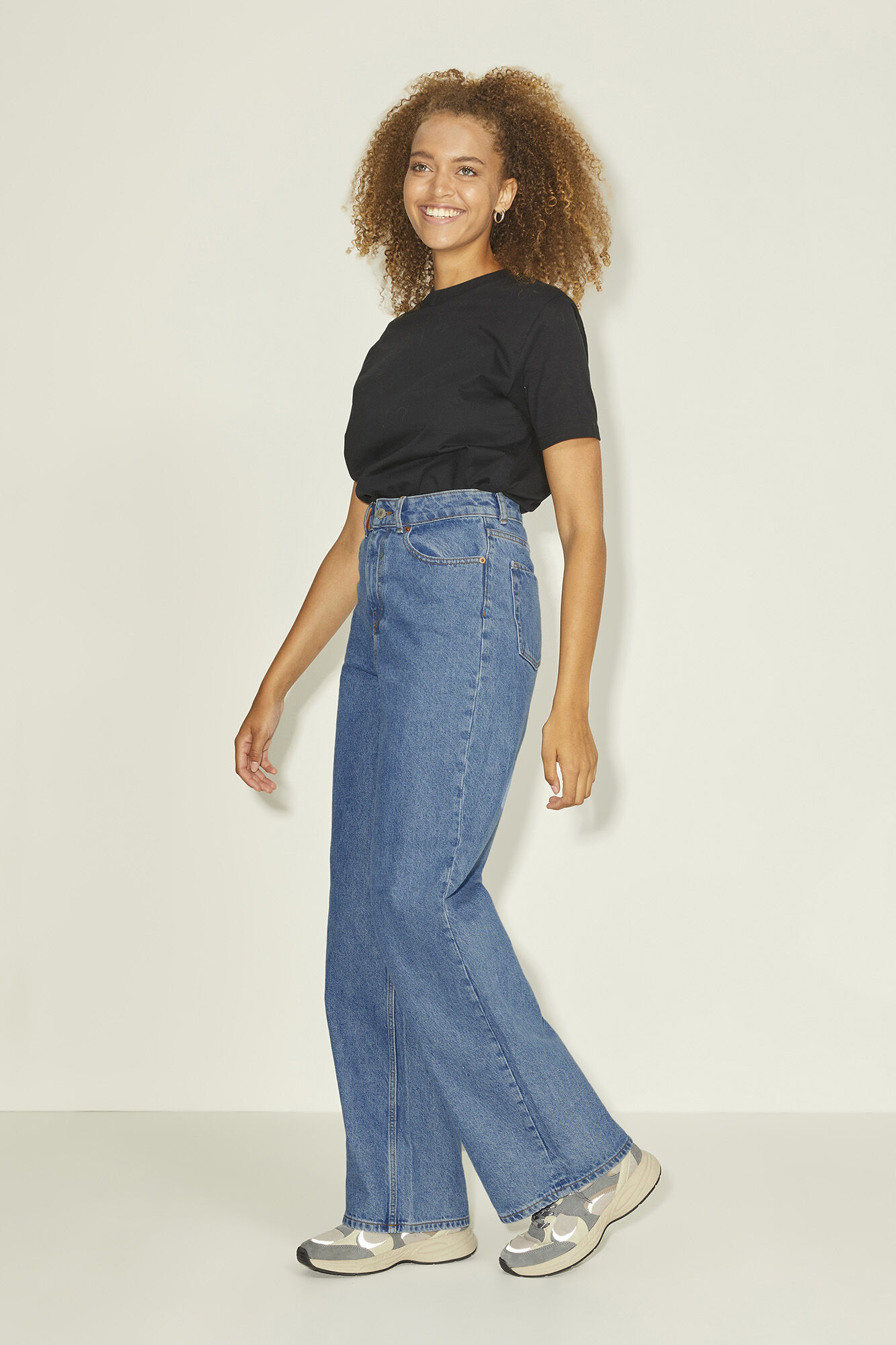 calças jeans de perna larga