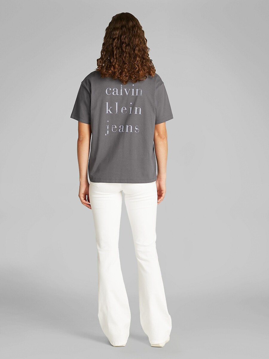 CALVIN KLEIN JEANS<br>Camiseta de manga curta e modelagem solta, com logo no peito