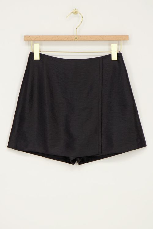 Zwarte skort met overslag satijnen look