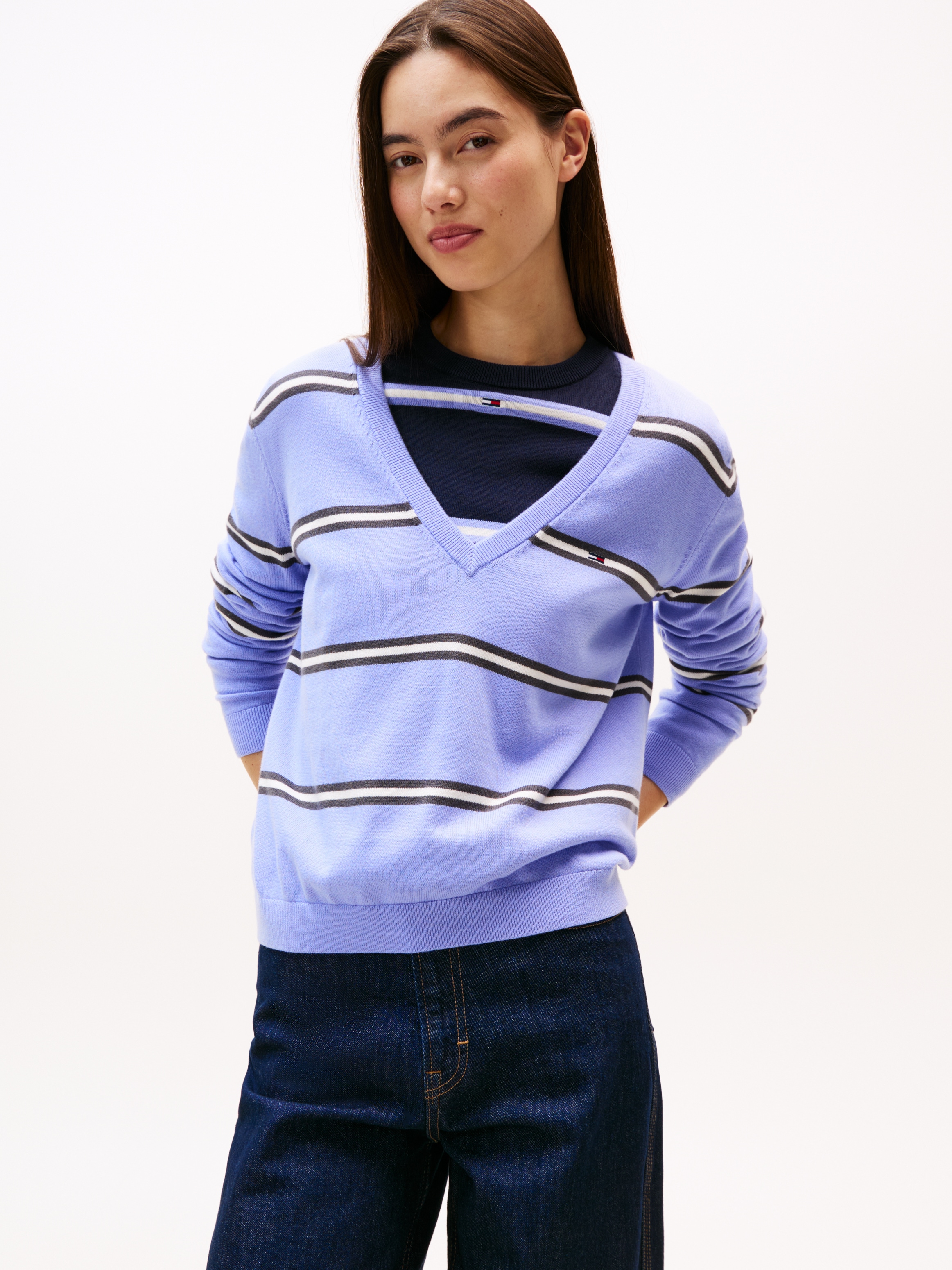 Tommy Jeans V-Ausschnitt-Pullover »TJW ESSENTIAL VNECK SWEATER EXT«, mit Logostickerei