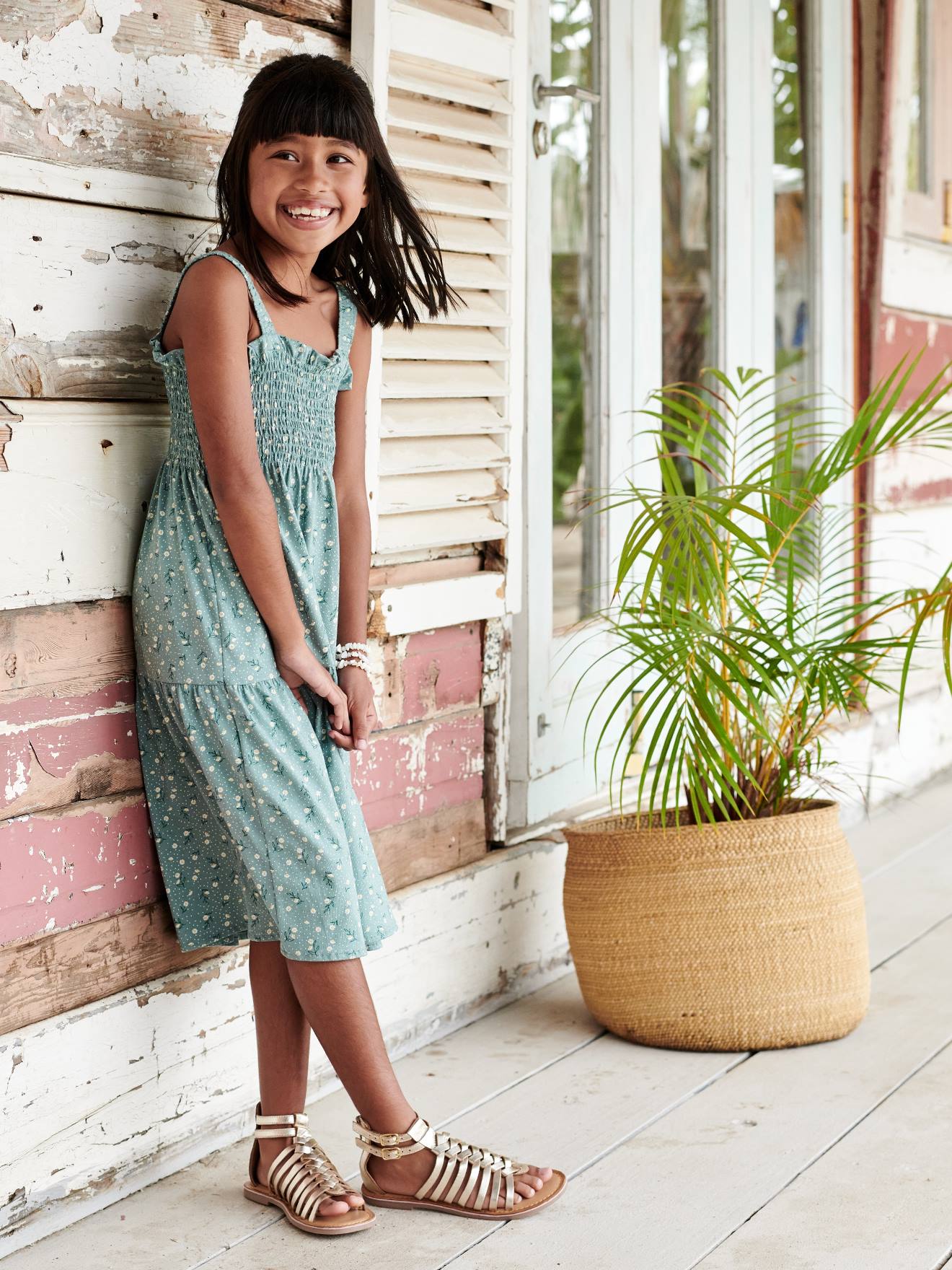 Vestido verde esmeralda com bata e suspensórios para meninas