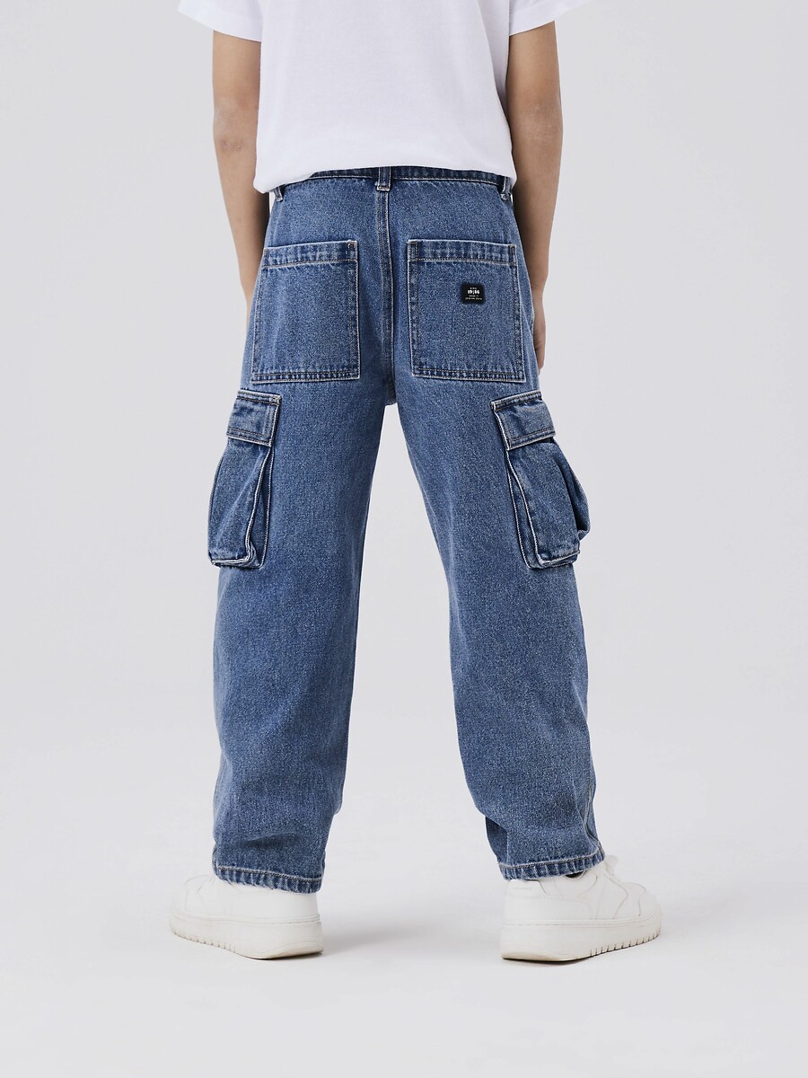 DÊ UM NOME A ELE<br>Calça jeans reta