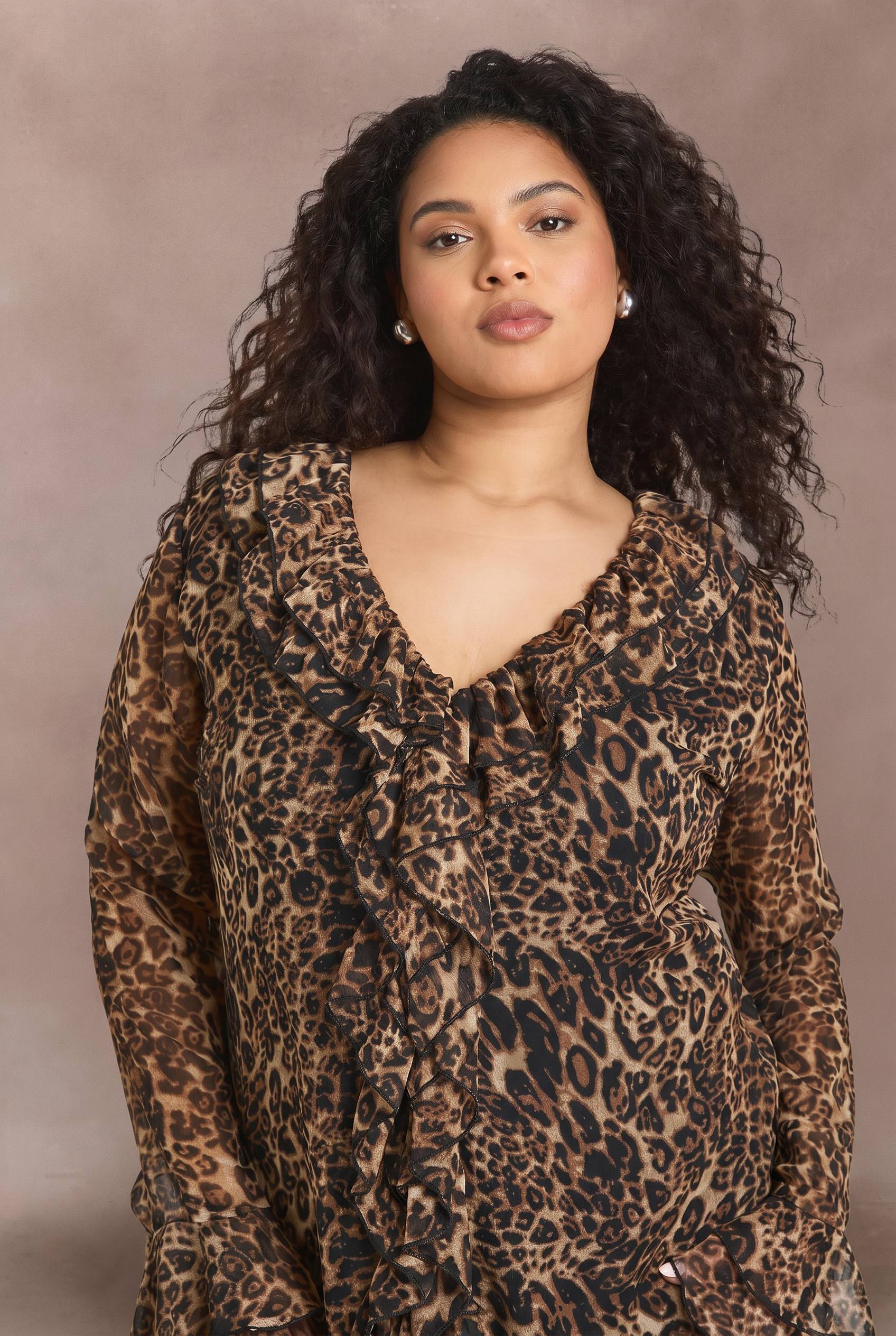 boohoo Robe Mi-Longue Grande Taille en Mousseline Léopard à Volants