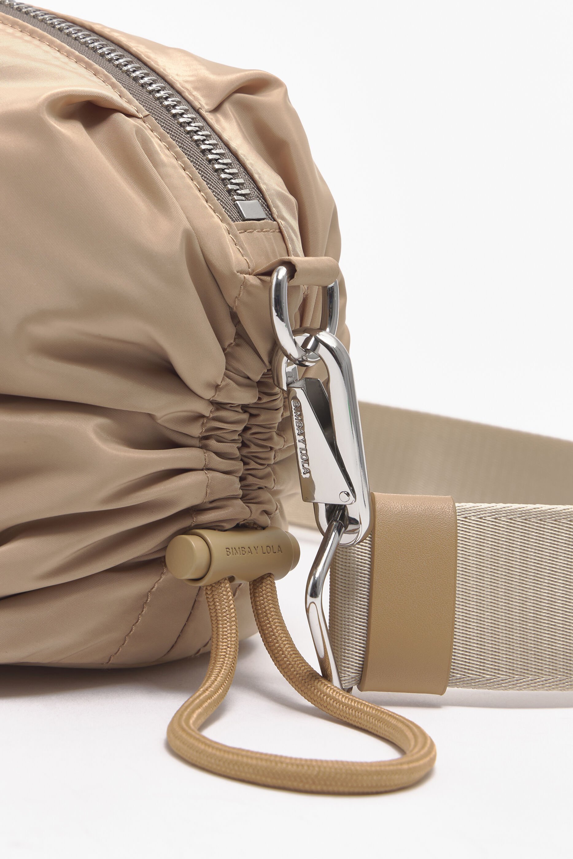 Bolsa de ombro M em nylon franzido cor camelo