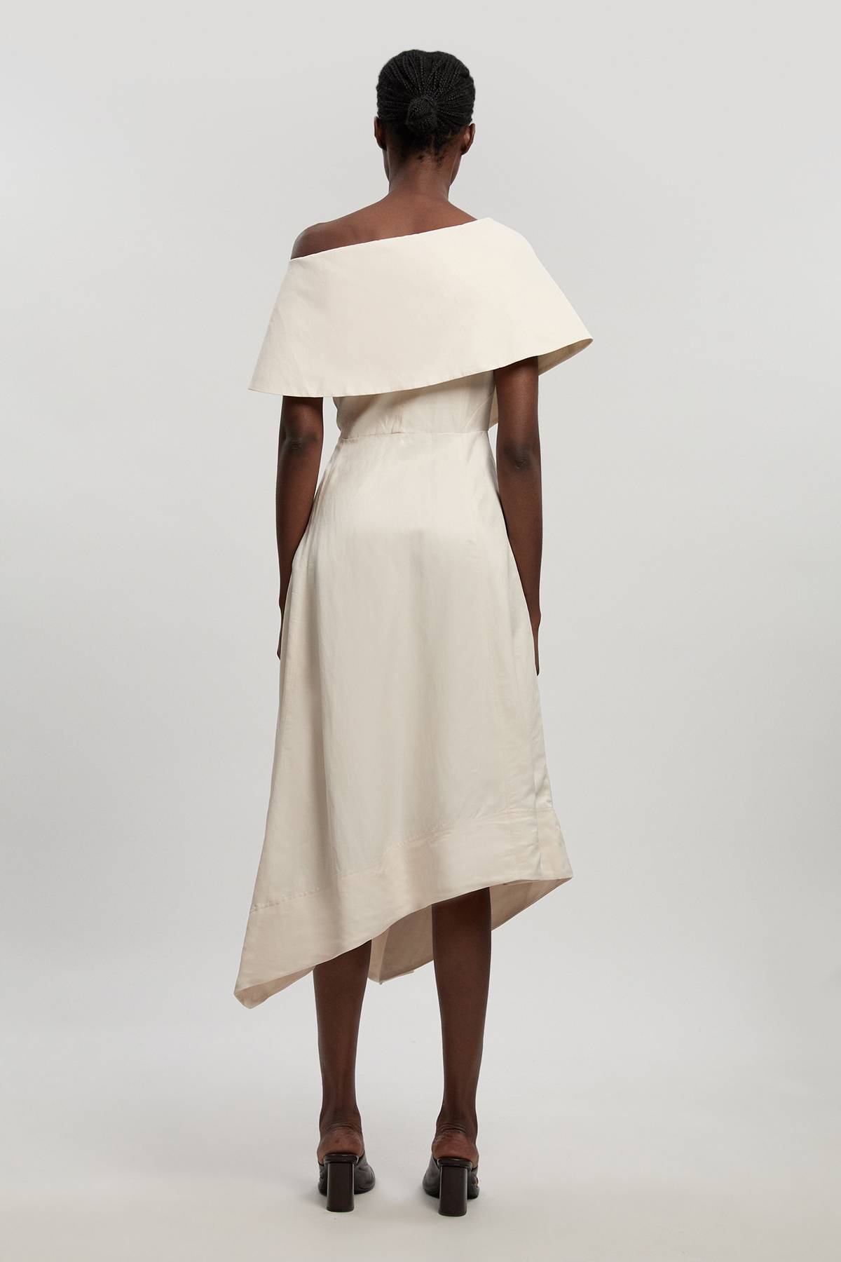 KarenMillen Robe Midi Ajustée À Jupe Ample Et Encolure Asymétrique En Viscose Lin Premium Petite