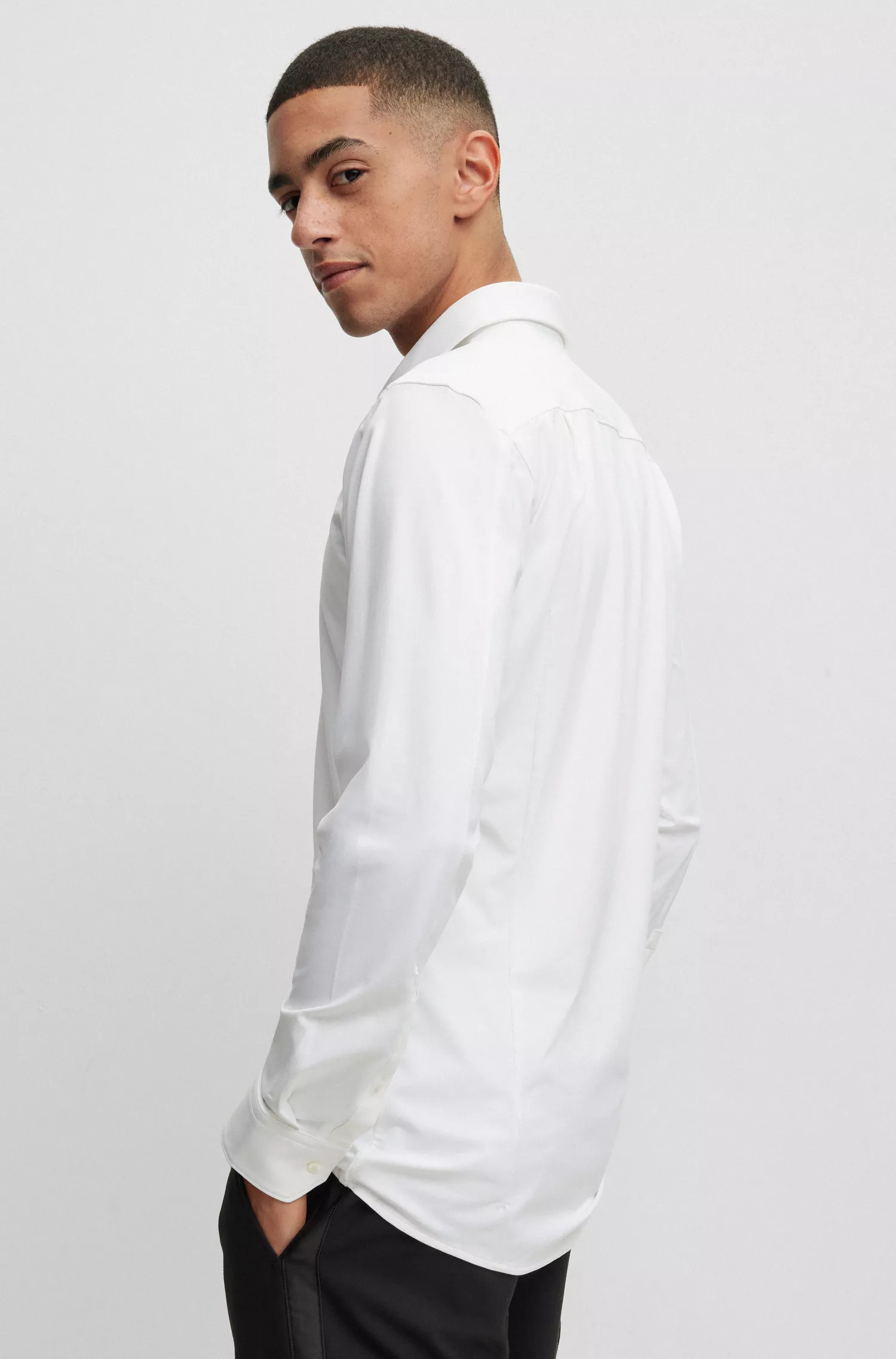 Camisa HUGO vermelha, corte extra slim, em jérsei elástico de alta performance.