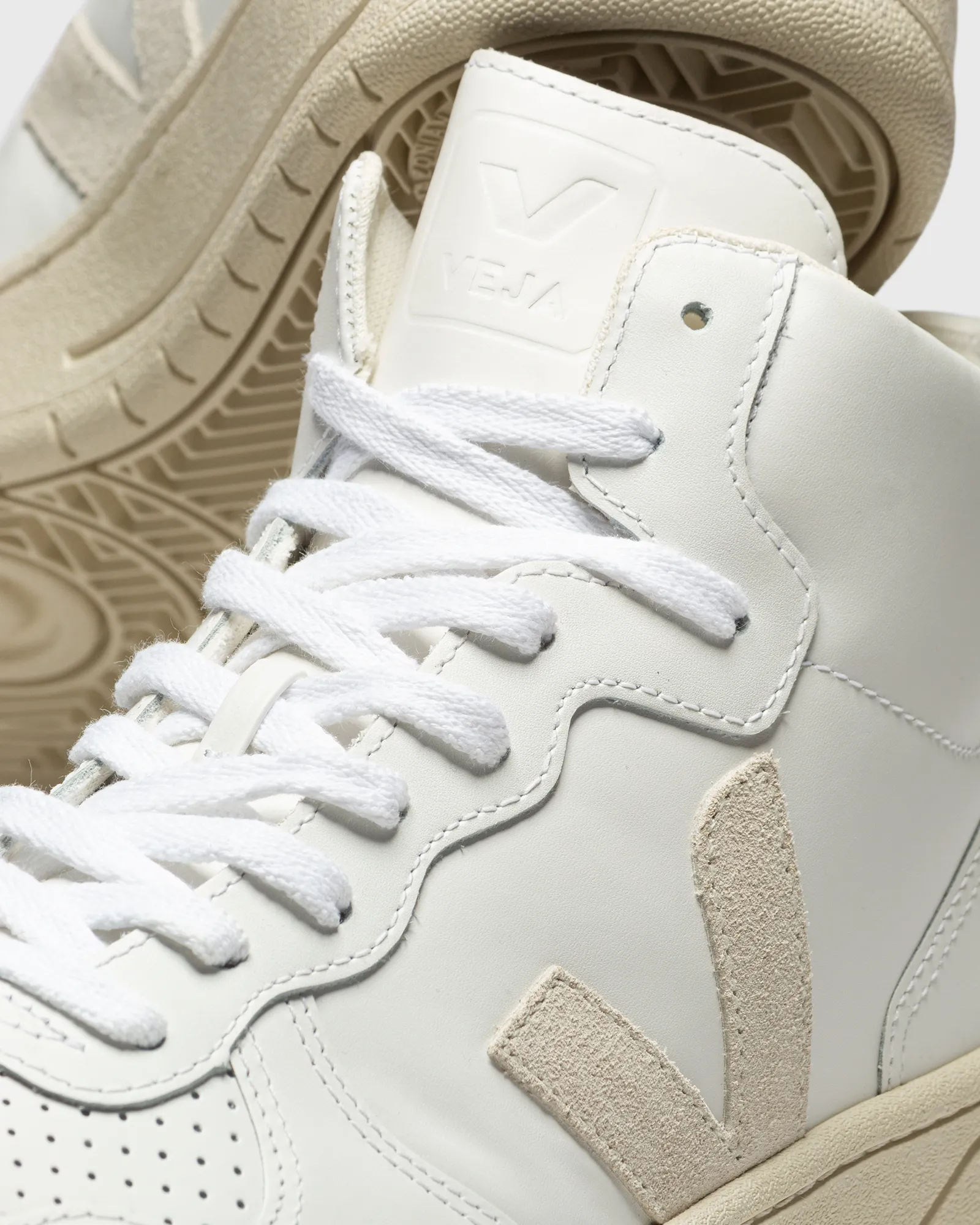 Veja V-15 LEATHER