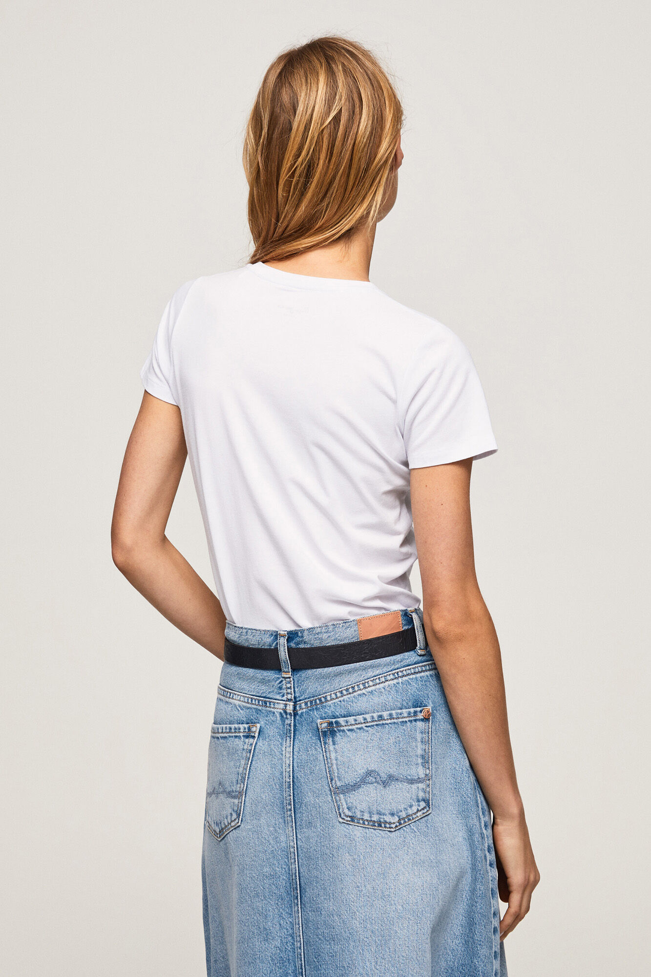 Camiseta básica com logo frontal.