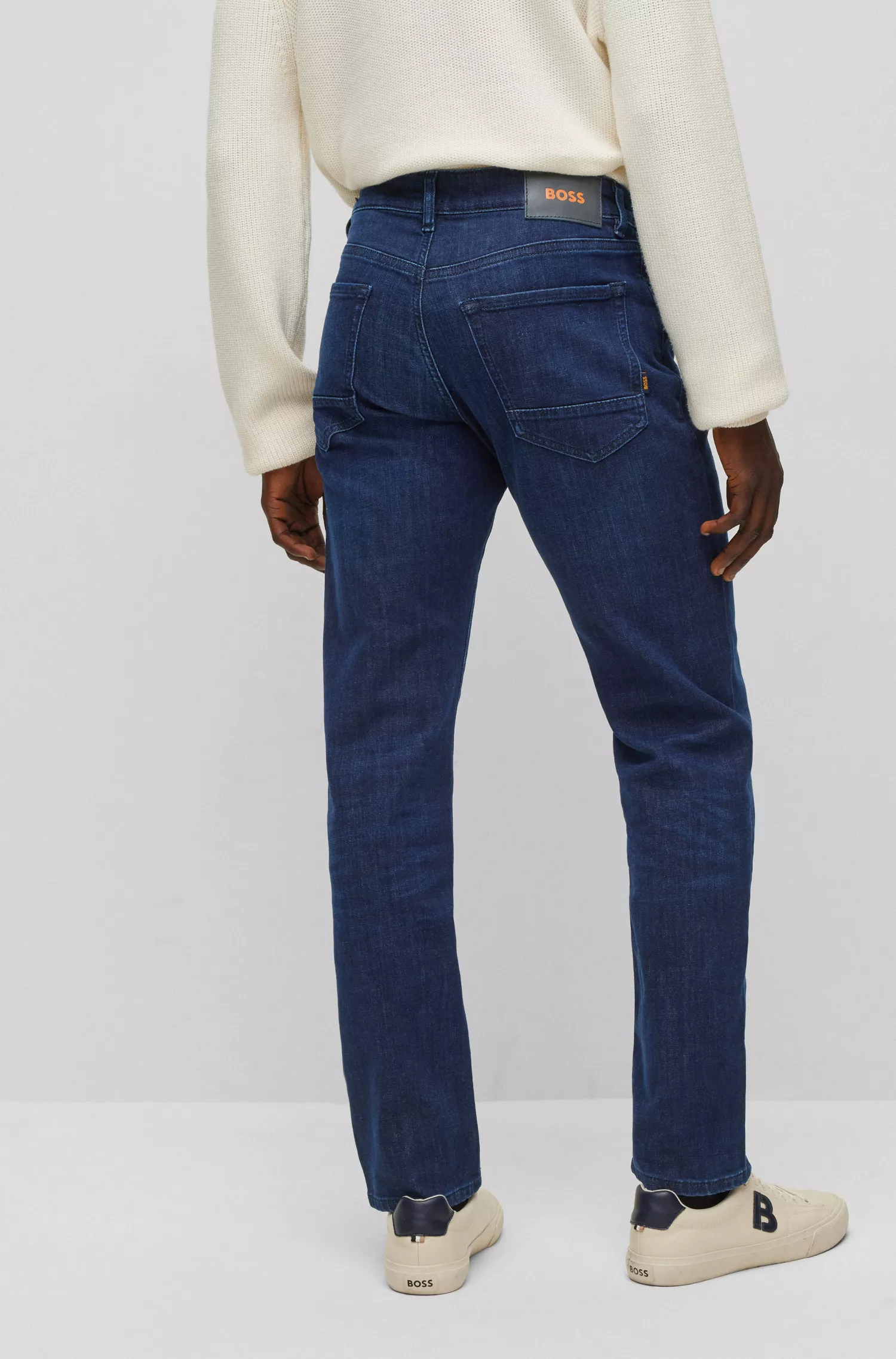 Calça jeans BOSS laranja, corte regular, em denim super elástico azul.