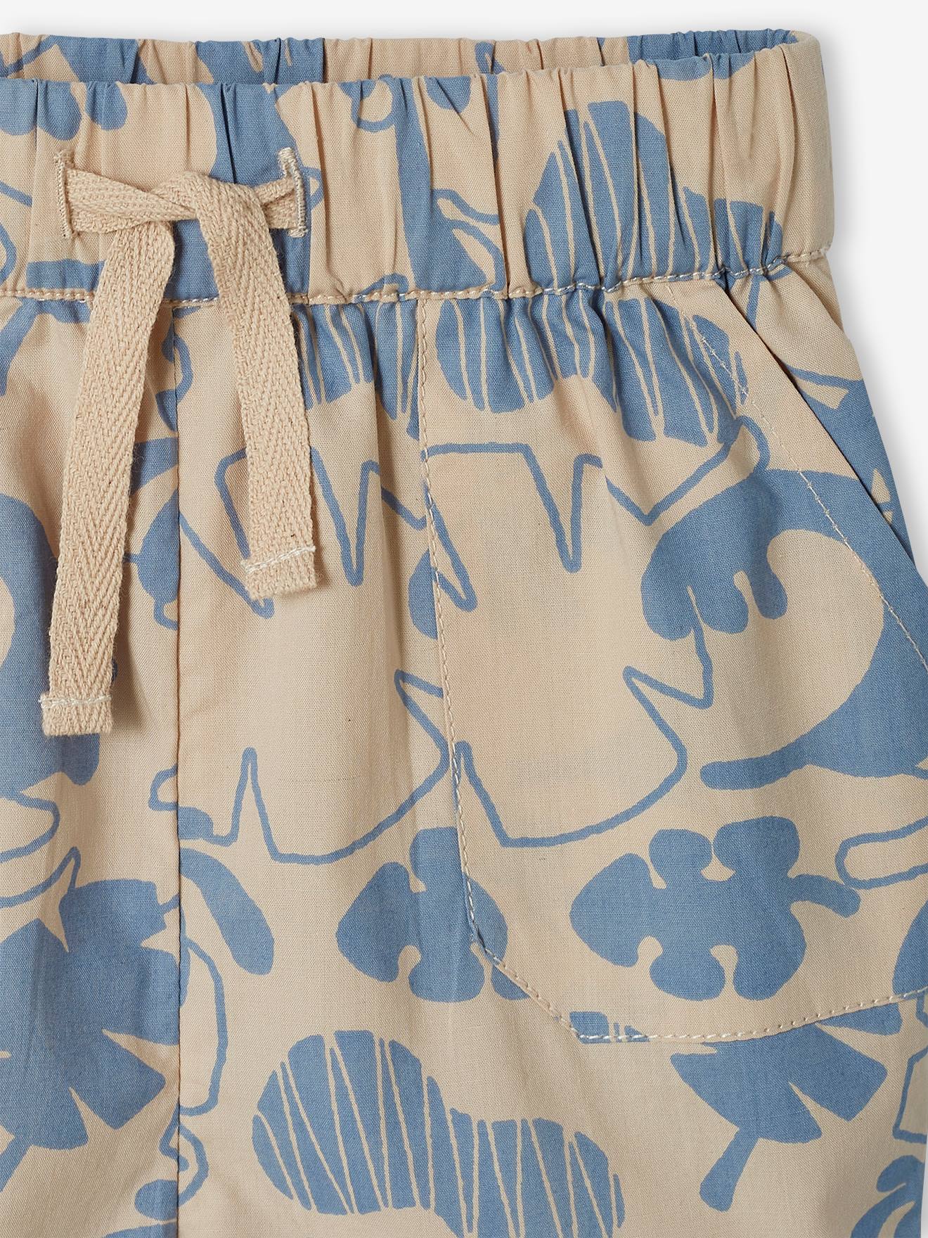 Roupa de bebê: camiseta azul clara e shorts.