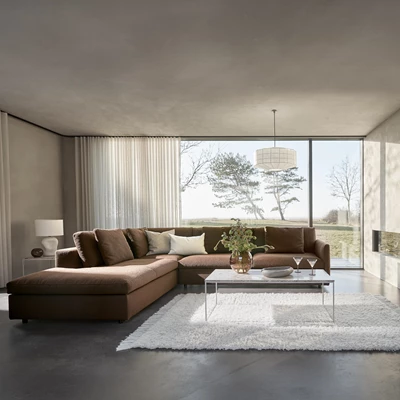 Angolo venstrevendt sofa med pufafslutning
