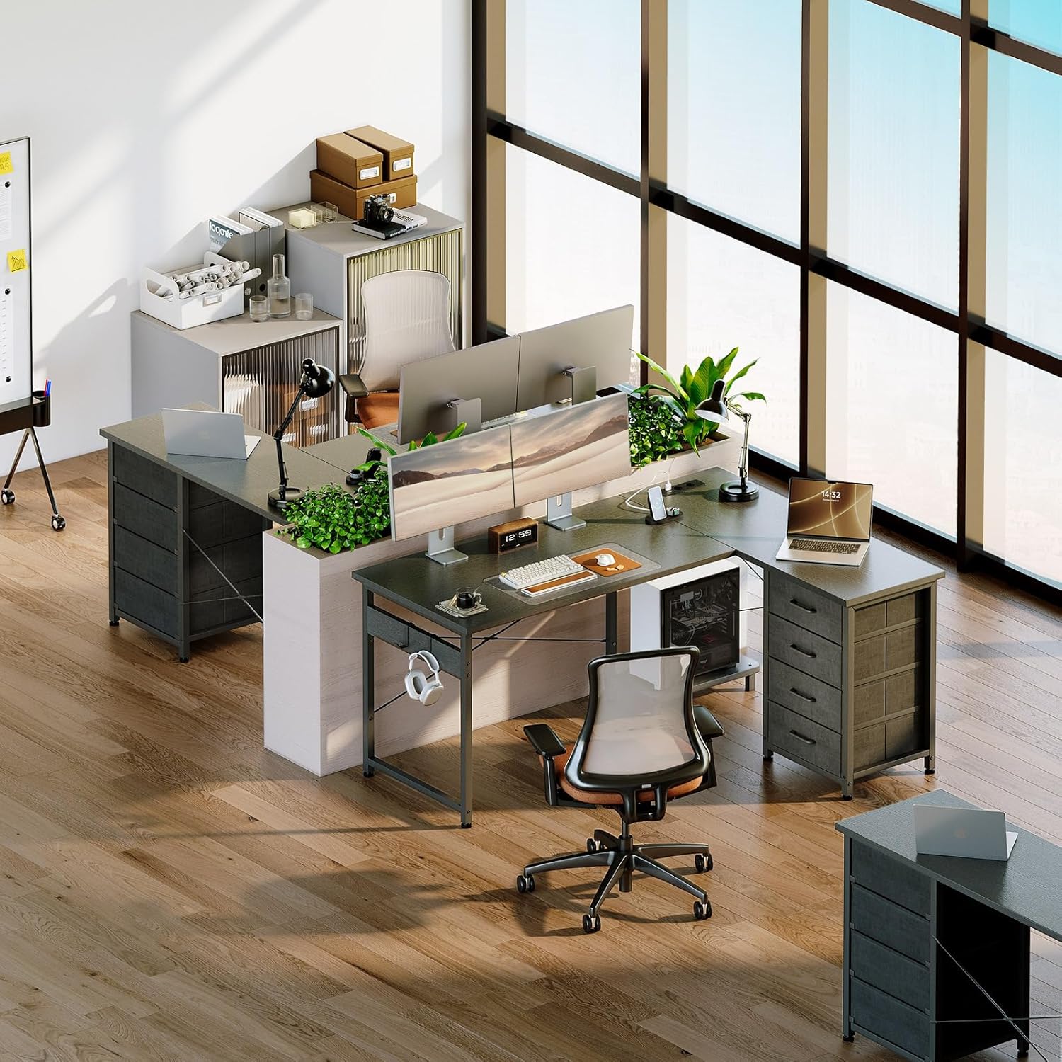 ODK Eckschreibtisch mit 4 Schubladen, 135×100 cm Schreibtisch L Form mit Steckdose und USB-Ladeanschluss, Reversibler Schreibtisch mit Stauraum für Homeoffice und Gaming, Schwarz