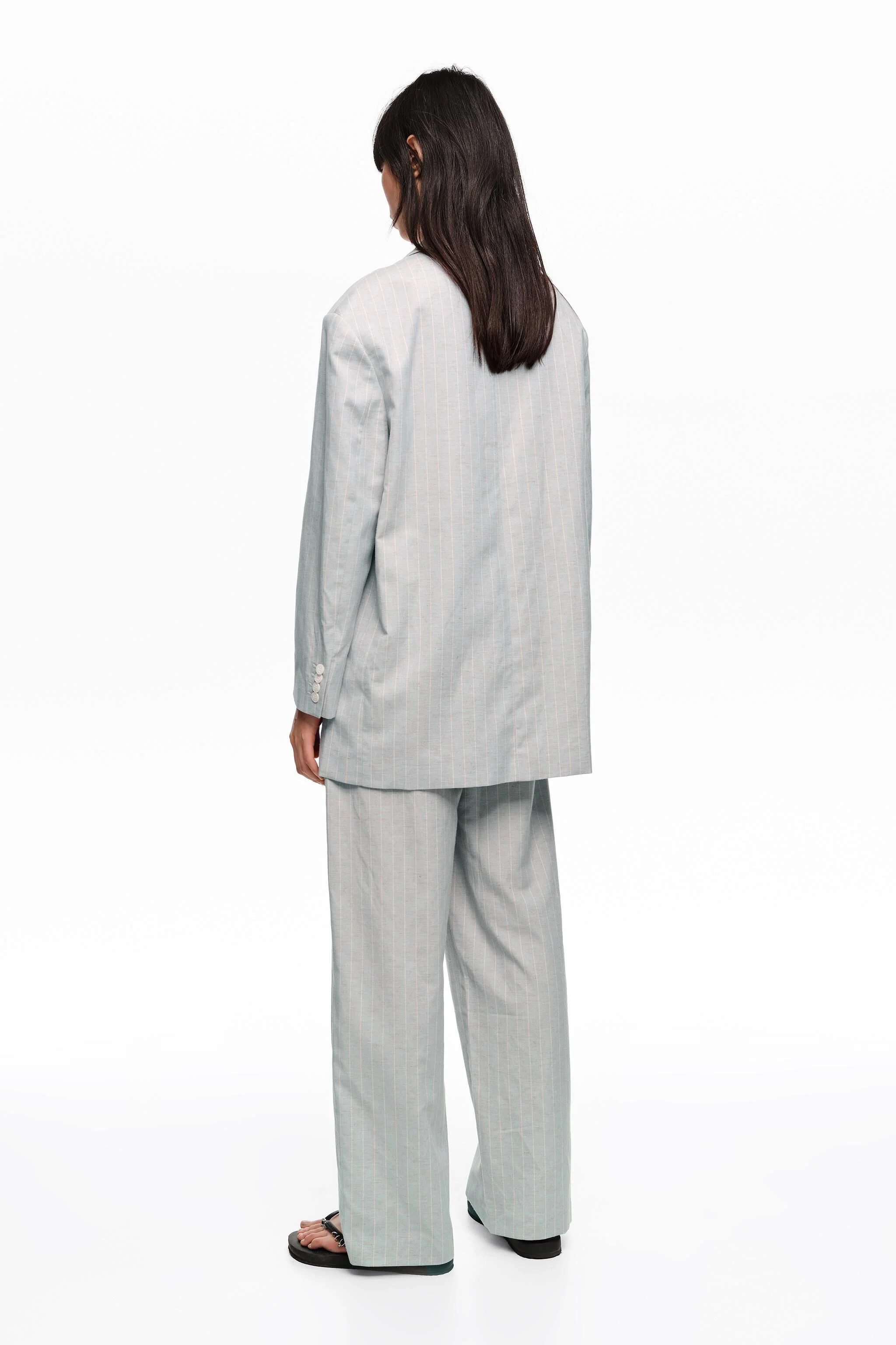 Blazer oversized cinza claro com listras.