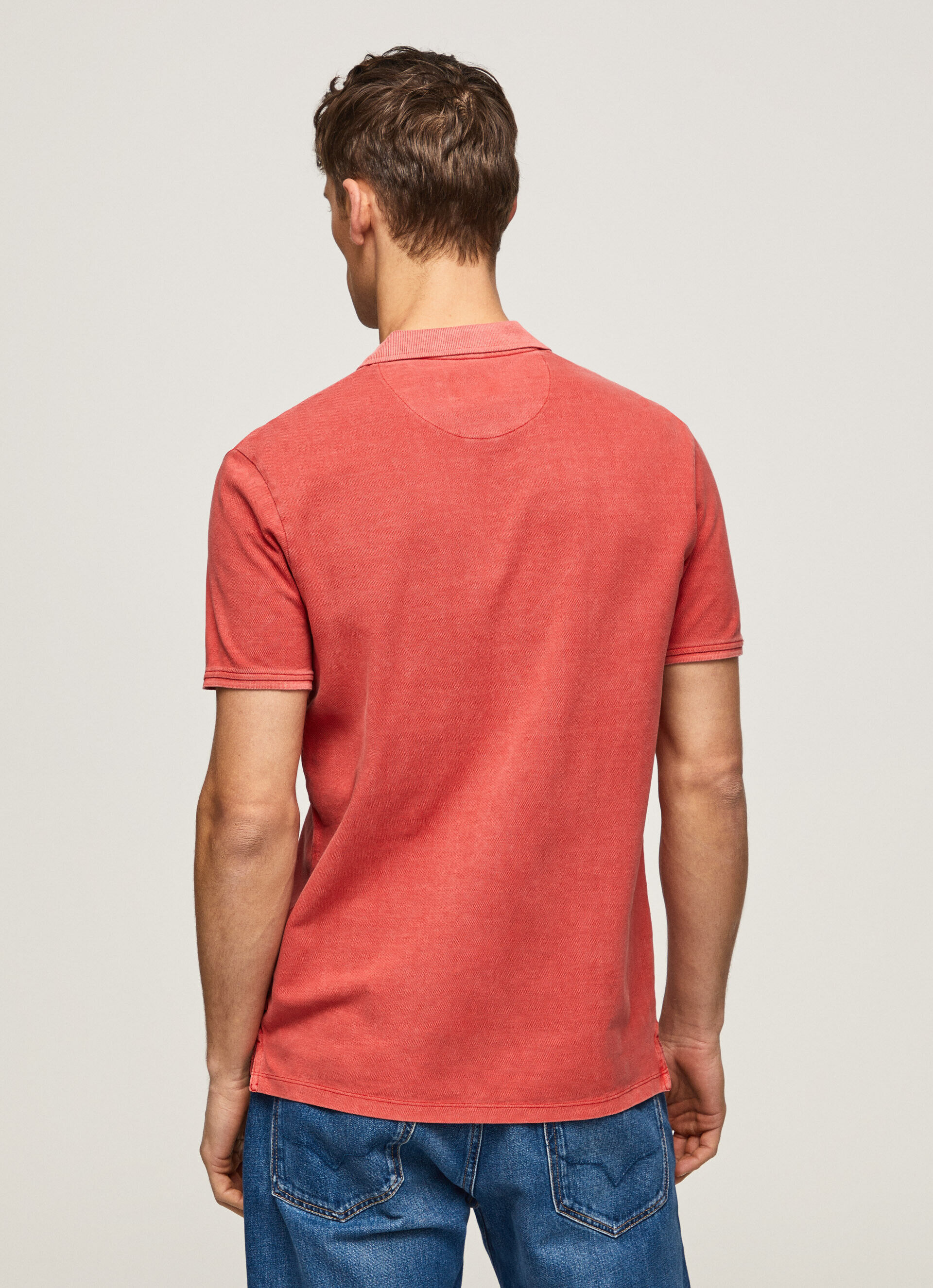 Camisa polo piqué com logo bordado - vermelho estúdio