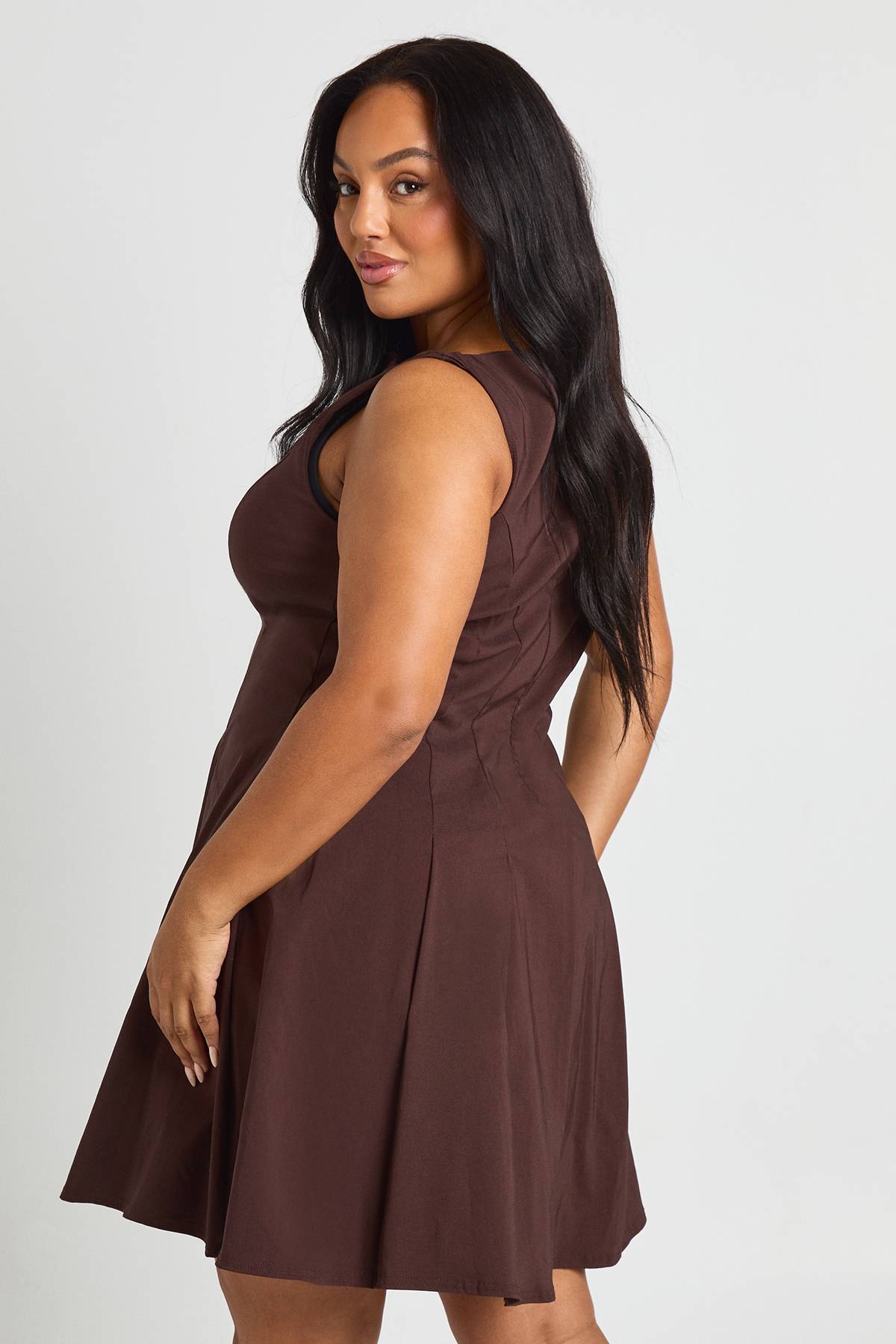 boohoo Robe patineuse plissée en bengaline à encolure racer grande taille