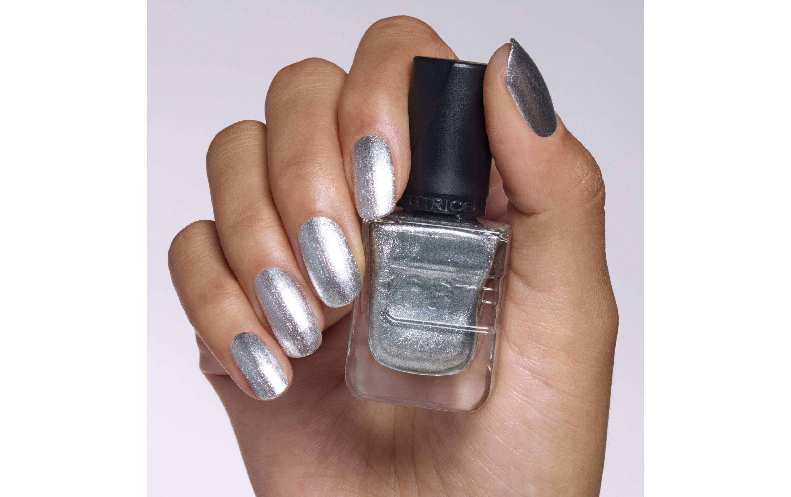 Nagellack Gel Affair 036 Silver SupernovaLanganhaltender Gel-Nagellack in einem schimmernden silbernen Farbton mit Glitzerpartikeln