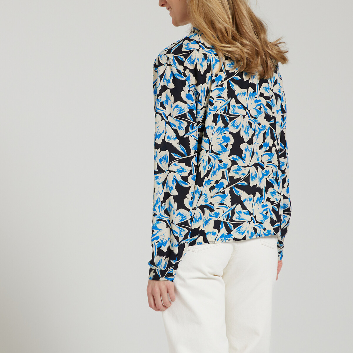 Blusa estampada JDY com amarração no pescoço.
