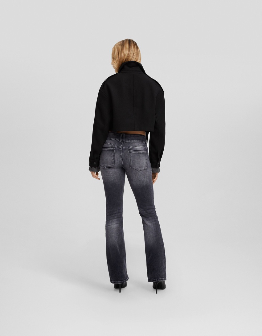 calça jeans bootcut de cintura baixa