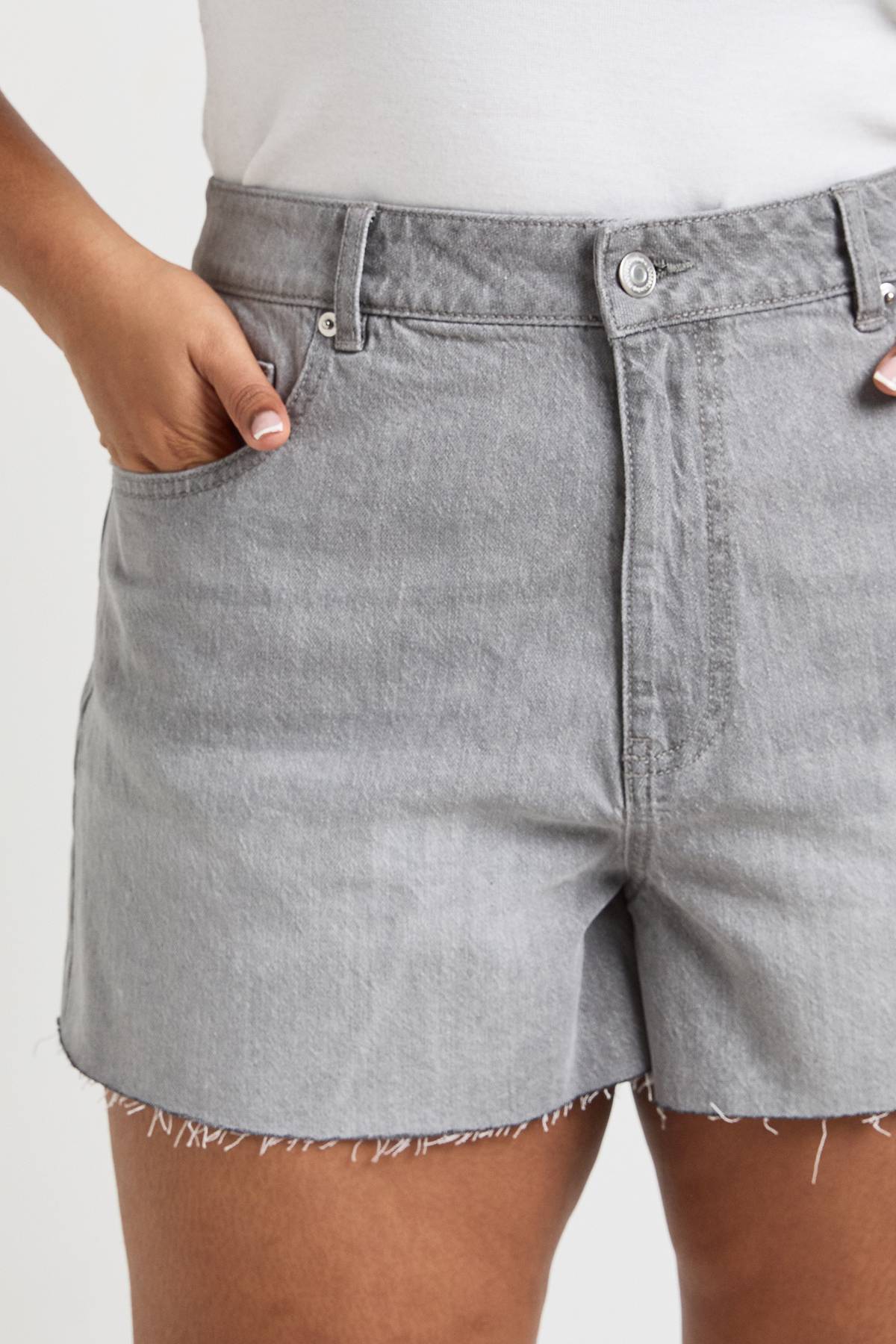 boohoo Short En Jean Grande Taille À Ourlet Brut
